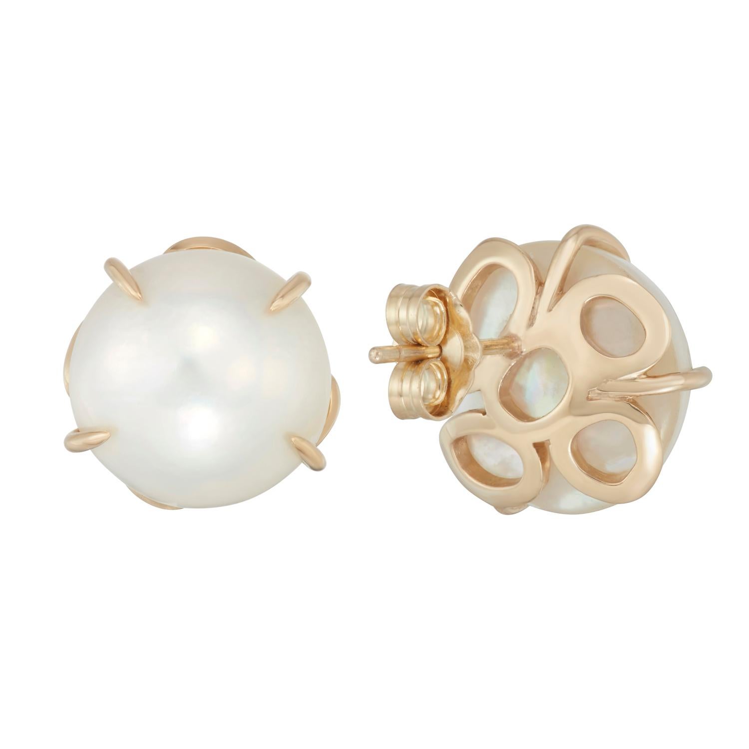 Diese kühnen, runden, glänzenden Mabe-Perlen (sprich: May-Bay) sind nicht nur ein gewöhnliches Paar Perlenohrringe, sondern auch mit den für Hi June Parker typischen organischen, runden Elementen auf der Rückseite versehen.
Tragen Sie sie mit