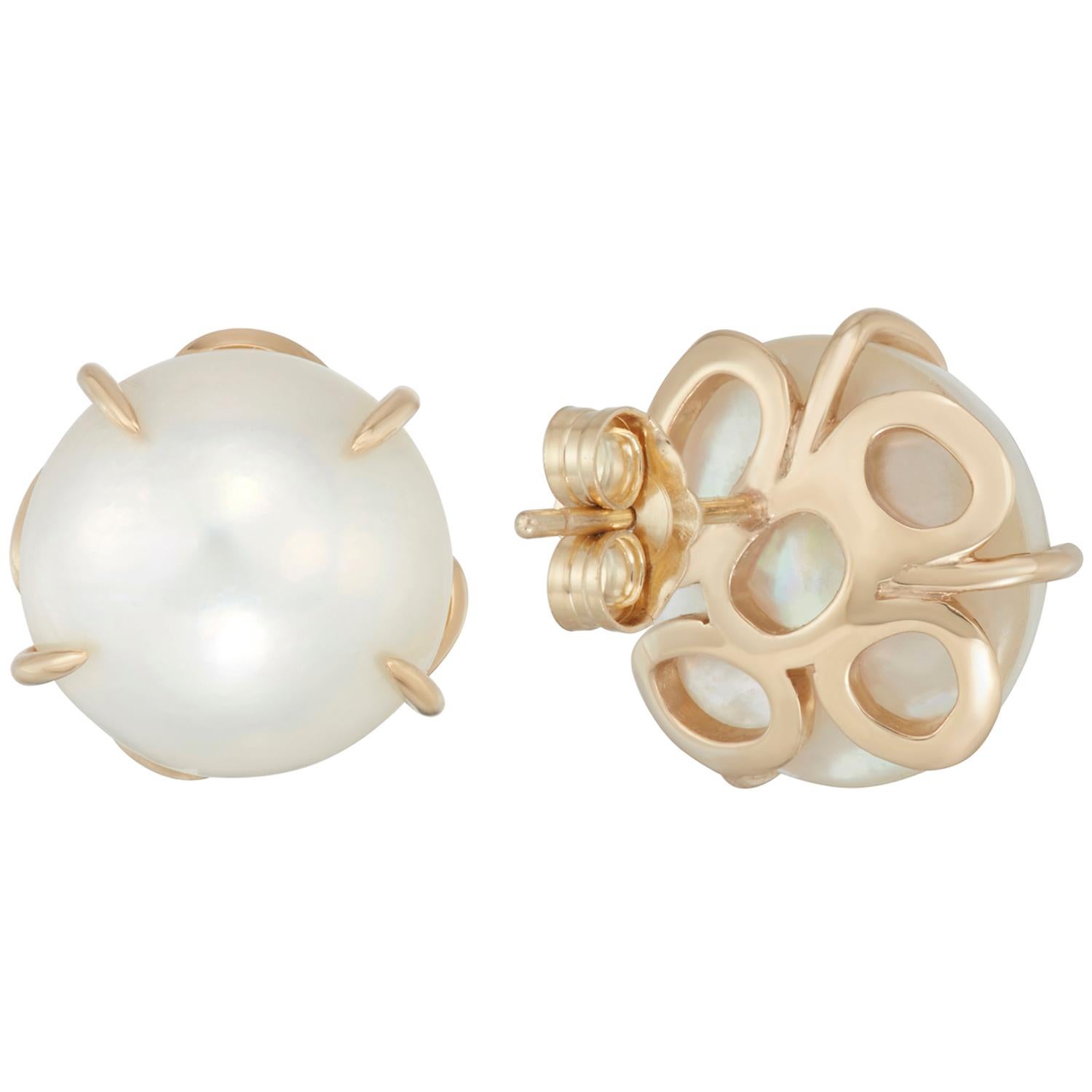 Hi June Parker 14 Karat Yellow Gold Cultured Mabe Pearl Stud Earrings  In New Condition For Sale In New York, NY
