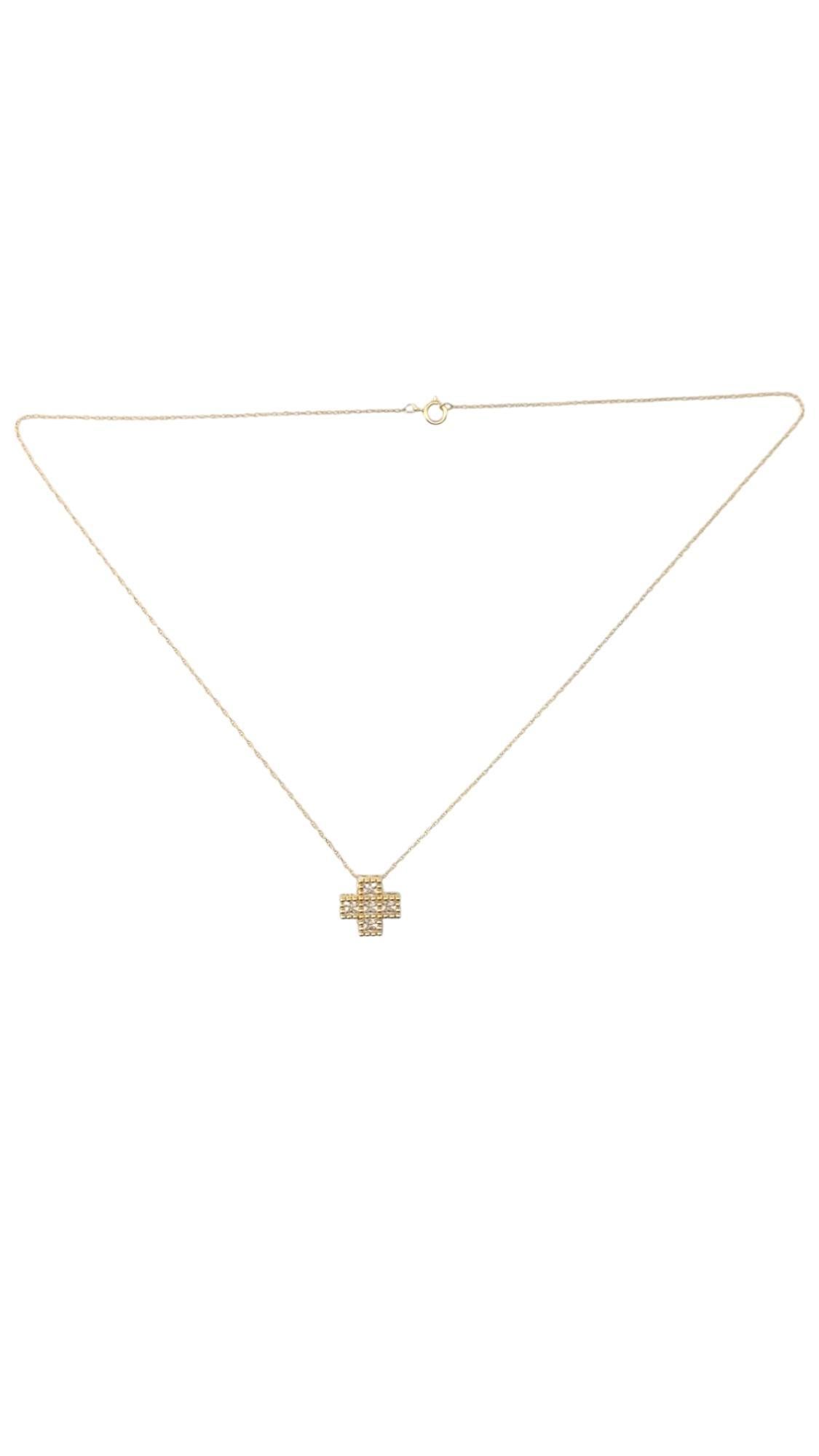 Collier en or jaune 14 carats avec pendentif en zircon cubique

Ce collier à pendentif CZ en or jaune 14 carats présente une pierre de zircon cubique brillante sertie dans une monture en or élégant et poli, offrant un look radieux et sophistiqué. Le
