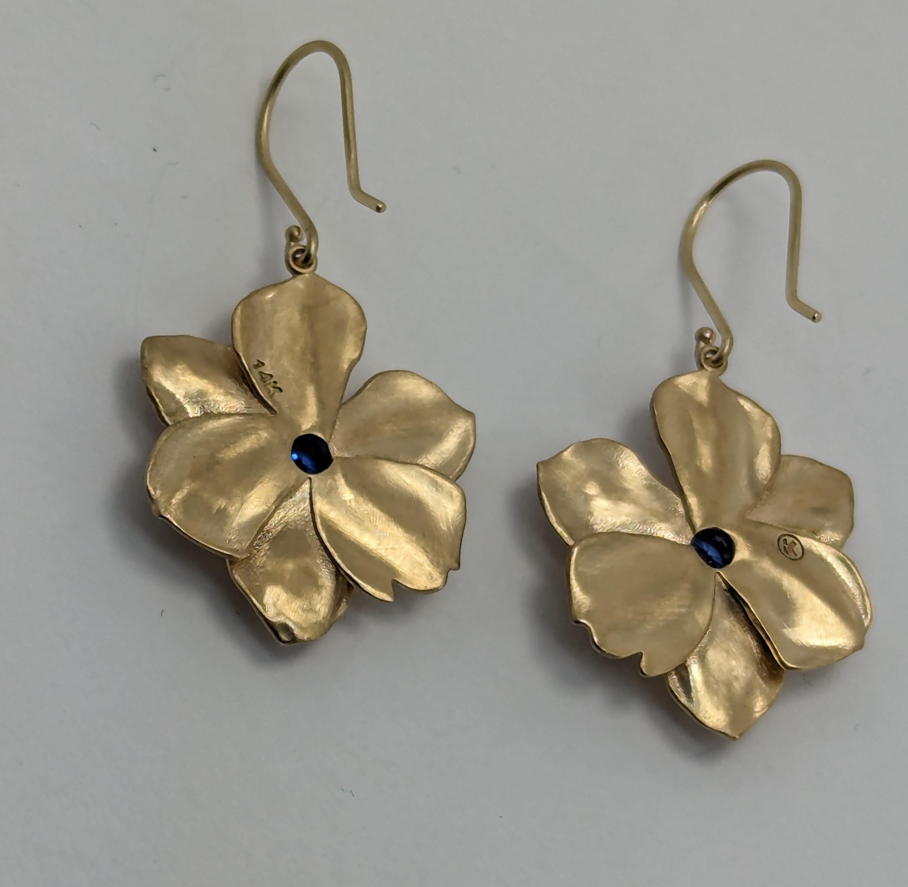 14 Karat Gelbgold Daffodil-Ohrringe mit blauen Saphiren im Angebot 3