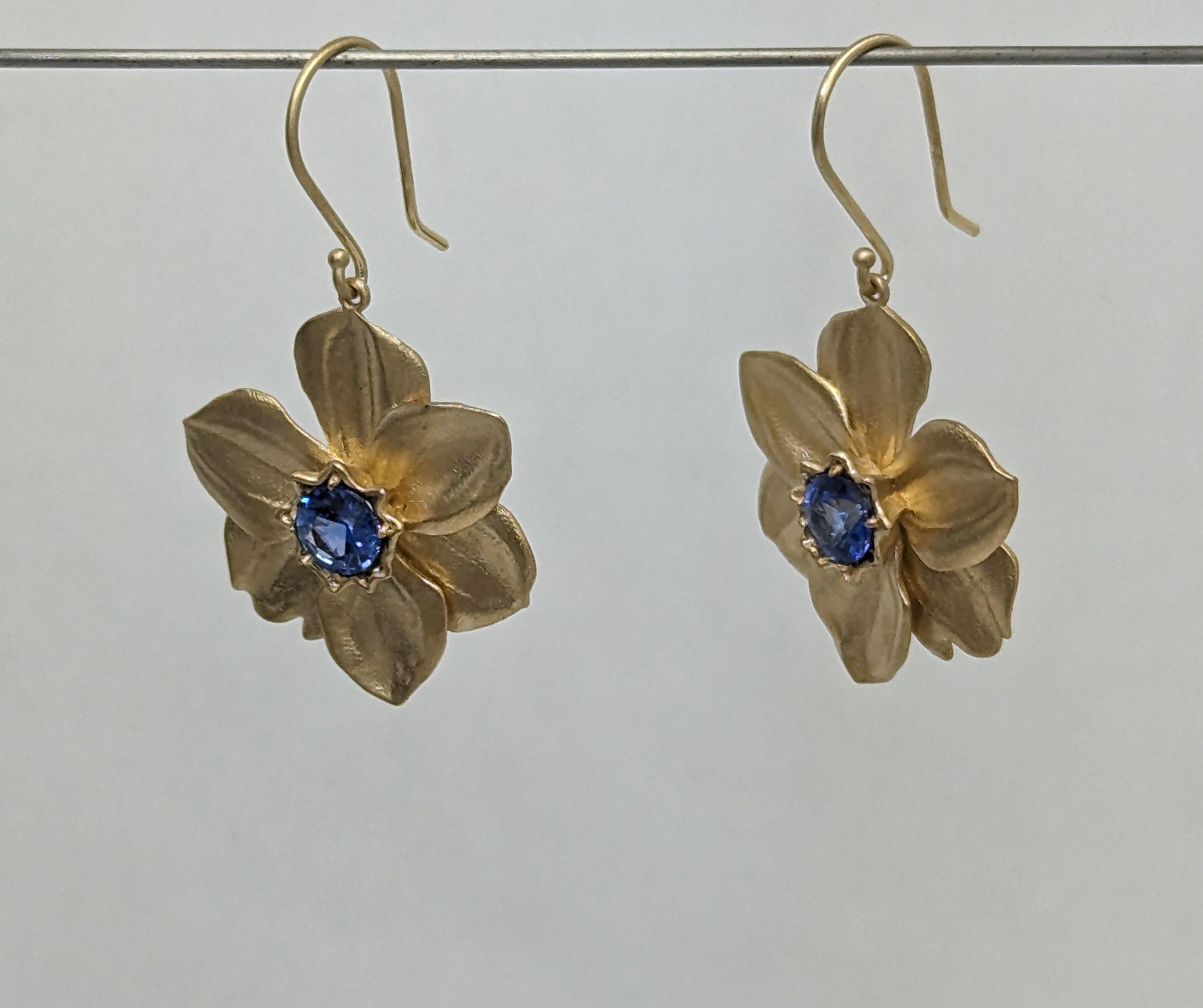 14 Karat Gelbgold Daffodil-Ohrringe mit blauen Saphiren (Zeitgenössisch) im Angebot