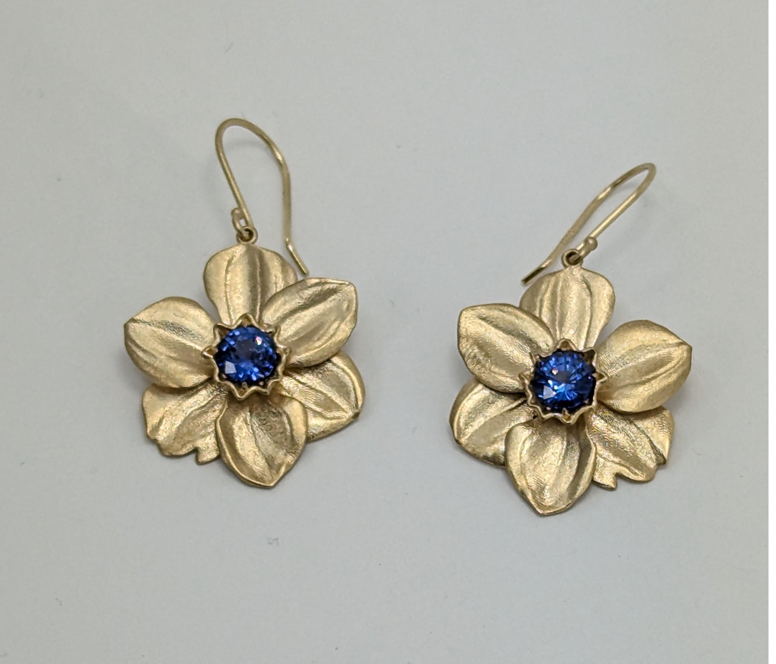 14 Karat Gelbgold Daffodil-Ohrringe mit blauen Saphiren Damen im Angebot