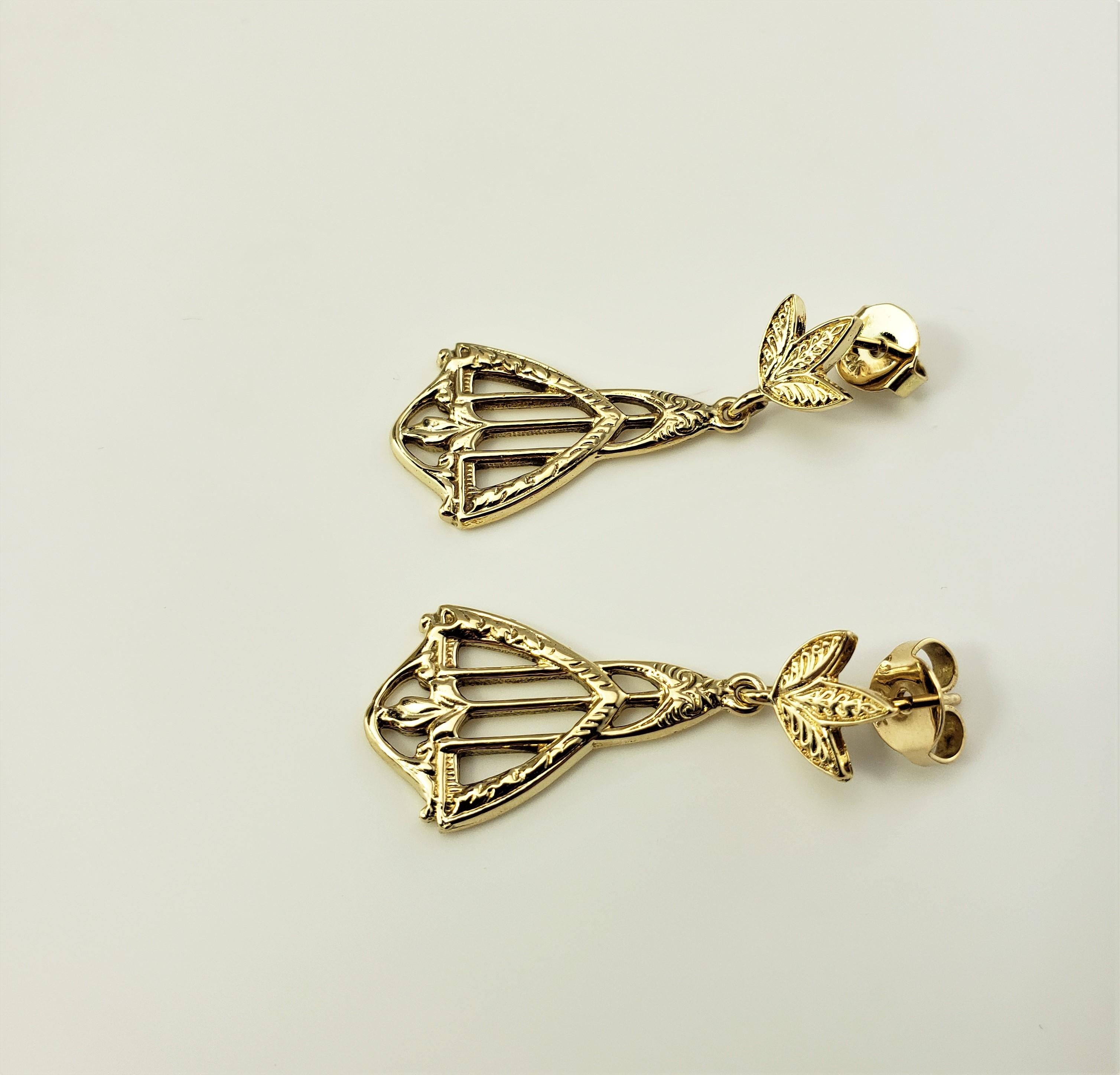 14 Karat Yellow Gold Dangle Earrings-

These lovely dangling earrings are crafted in beautifully detailed 14K yellow gold.  Push back closures.

Size:  32 mm  x 14 mm

Weight:  3.2 dwt. /  5.0 gr.

Stamped: 14K

Very good condition, professionally