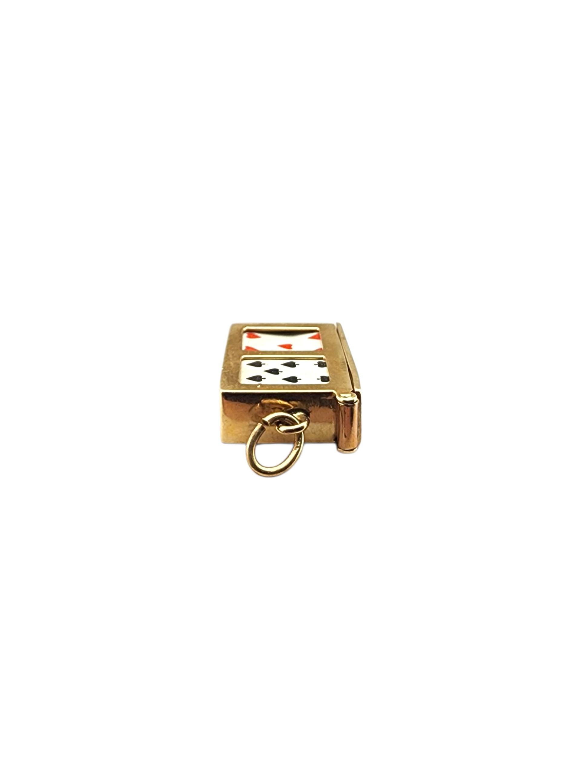 Charm a forma di mazzo di carte in oro giallo 14 carati.

Questo ciondolo a forma di mazzo di carte in oro giallo 14 carati brilla con dettagli giocosi, un pezzo fortunato perfetto per gli amanti del gioco e per tutti coloro che amano un tocco di