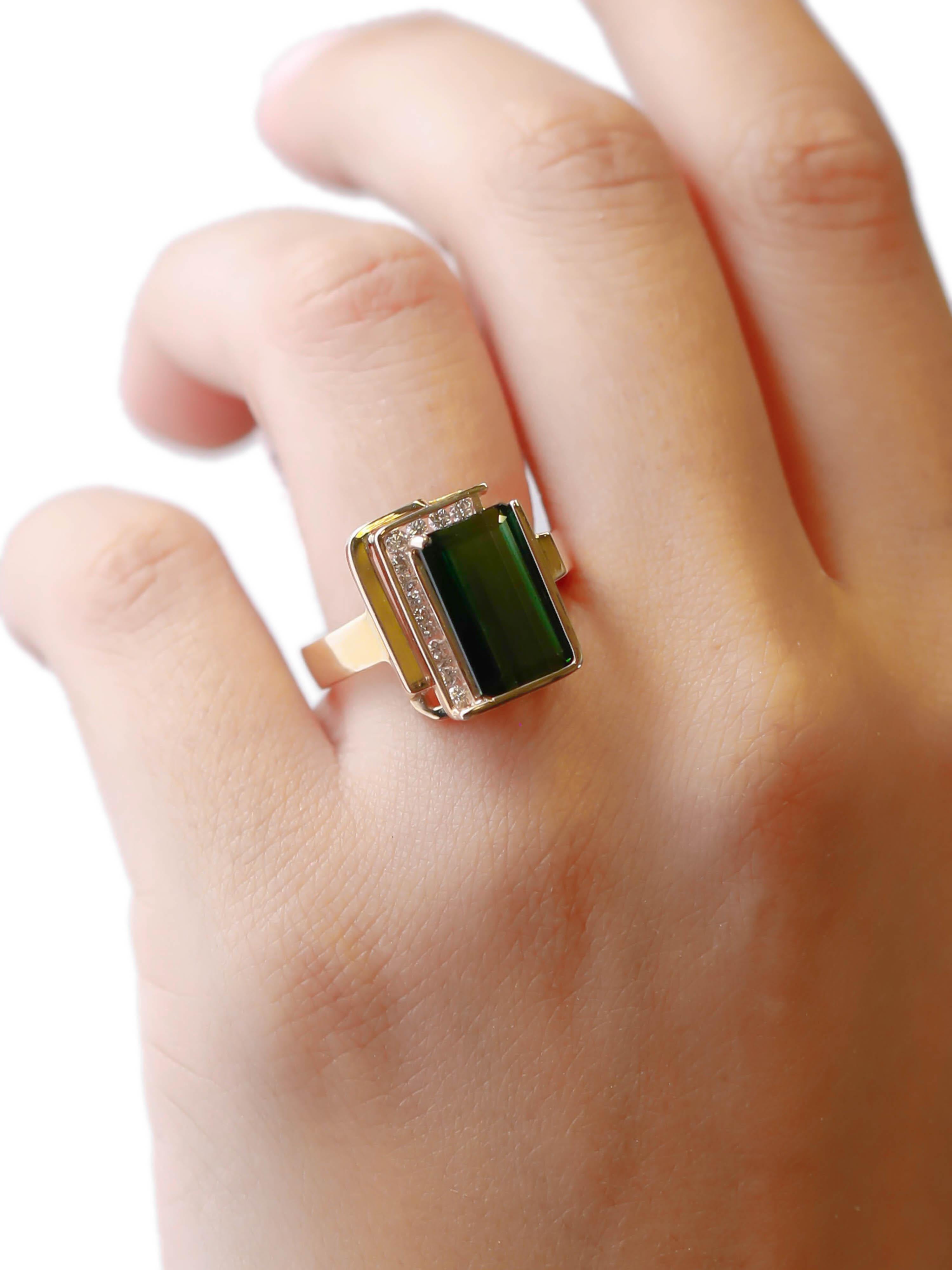 14 Karat Yellow Gold Diamond 7.00 Carat Green Tourmaline Solitaire Cocktail Ring In New Condition In New York, NY