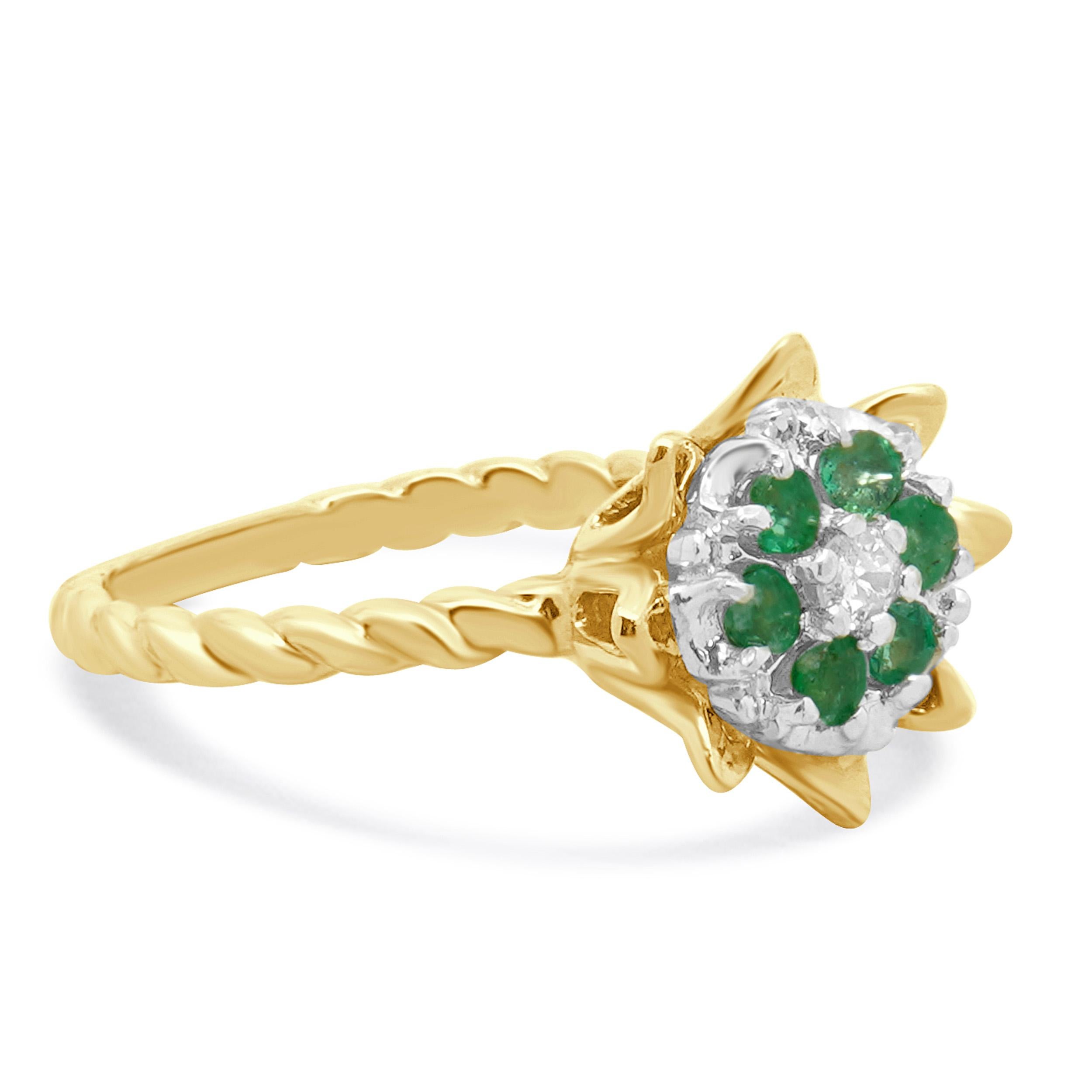 Taglio rotondo Anello con diamante e fiore di smeraldo in oro giallo 14 carati in vendita