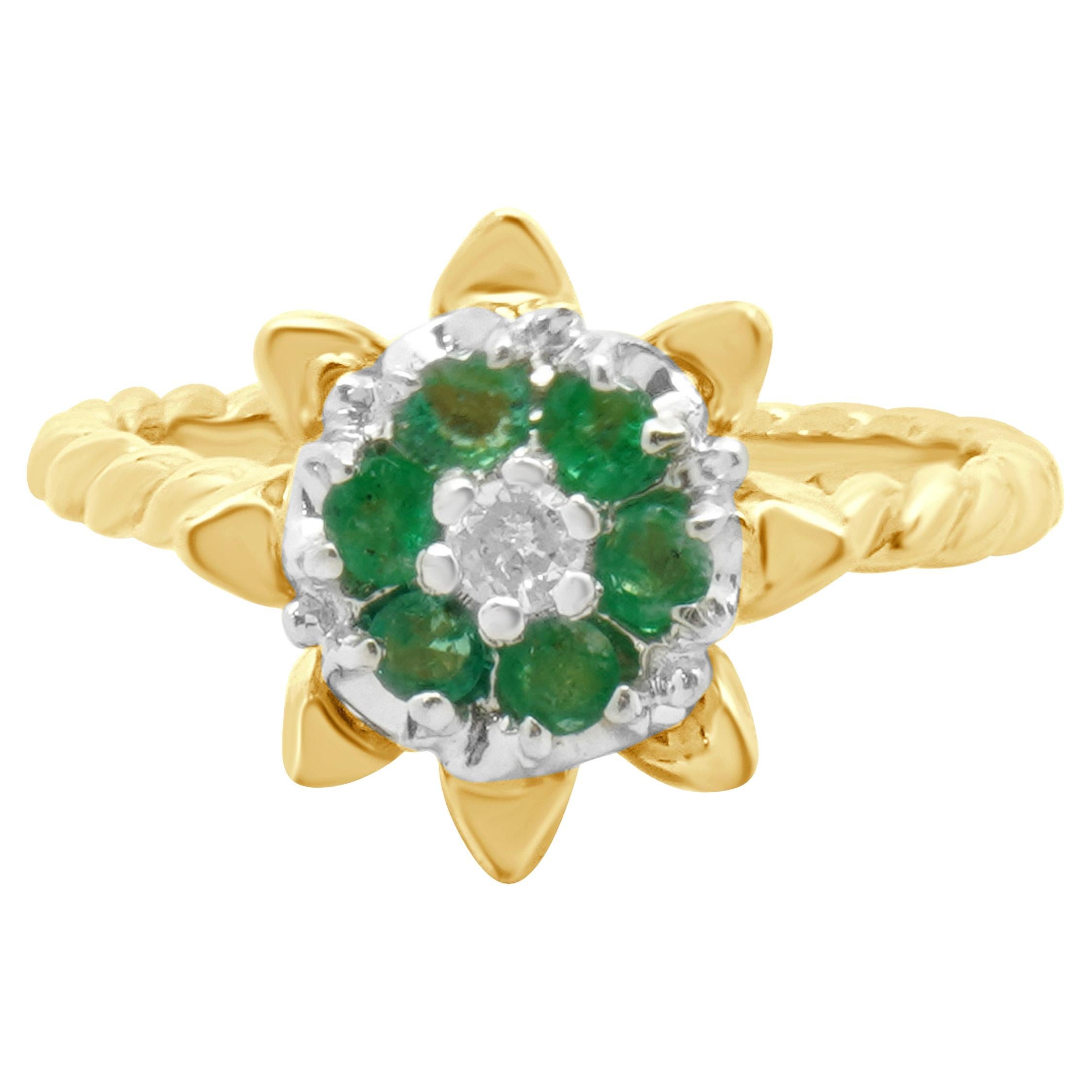 Anillo Flor de Diamantes y Esmeraldas de Oro Amarillo de 14 Kilates