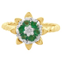 Anillo Flor de Diamantes y Esmeraldas de Oro Amarillo de 14 Kilates
