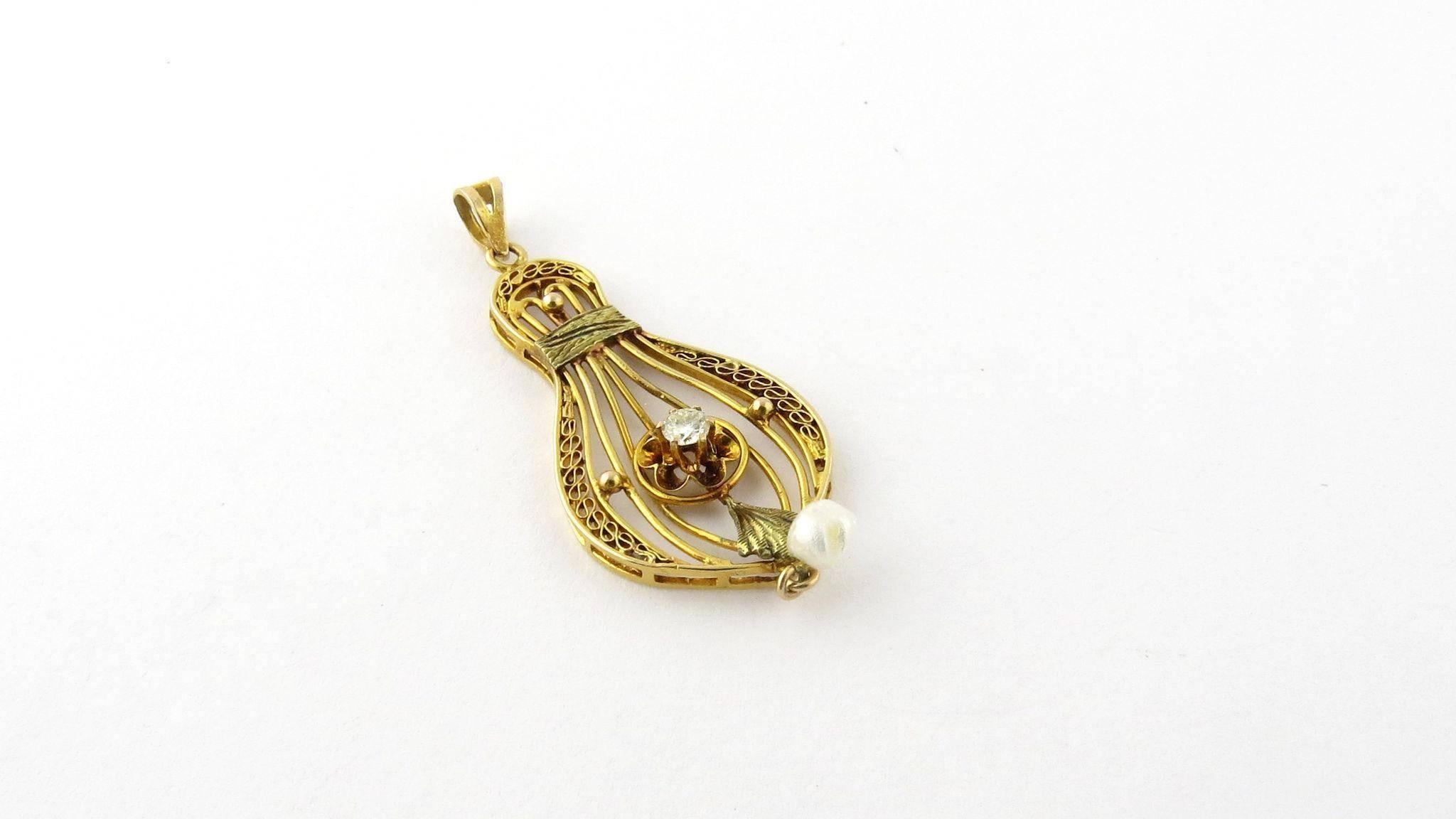Vintage 14K Gelbgold Diamant und Perle Filagree-Anhänger

 1.1 dwt/ 1,8 g 

42 mm Länge

 16 mm an der breitesten Stelle

 Markiert 14K 

Tropfenperle am unteren Ende des Anhängers

 Center Diamant ist etwa .07 cts

 Der Anhänger wird in einer