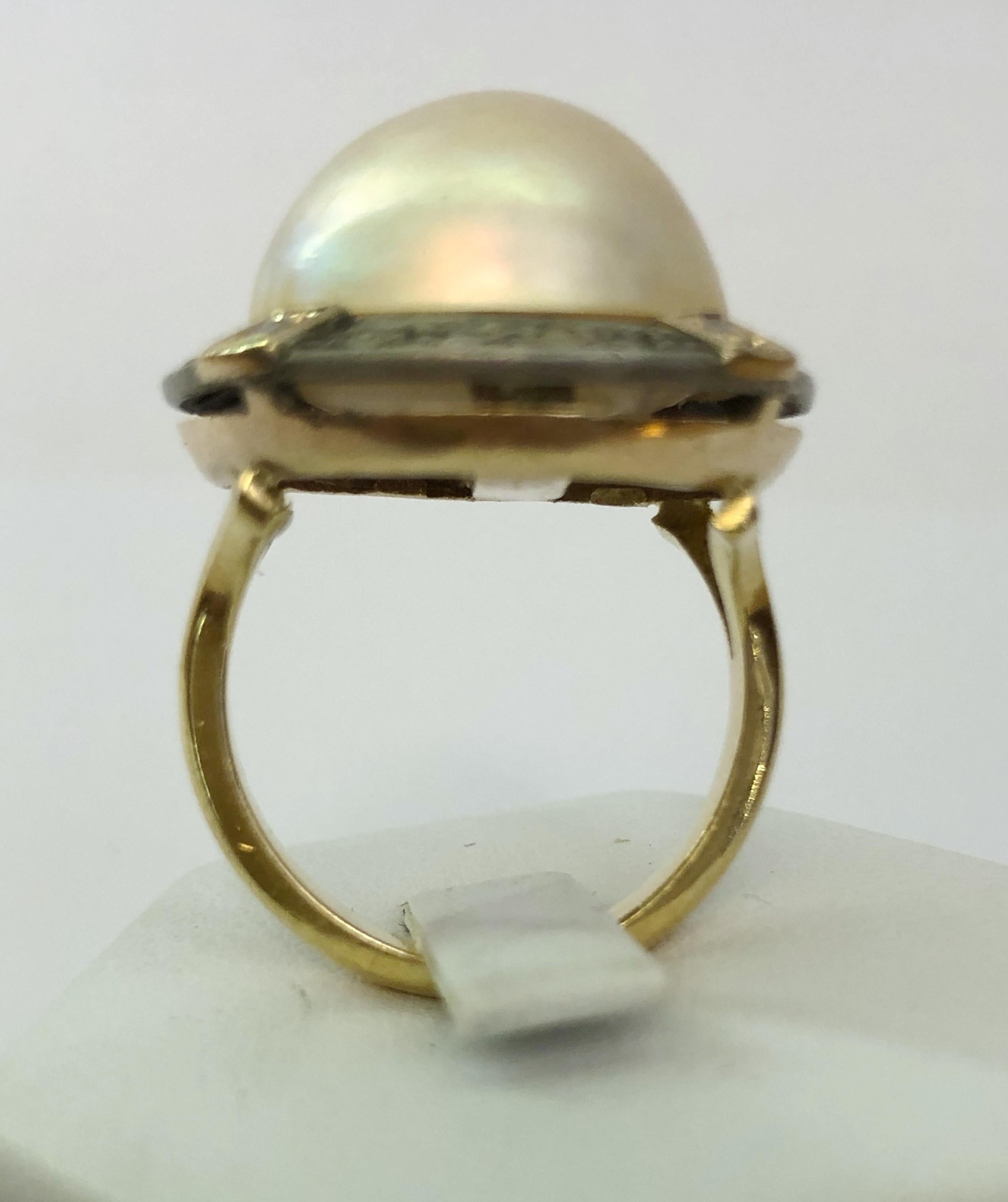 Bague en or jaune 14 carats avec une perle Mabel et des diamants sur le pourtour / Fabriquée en Italie dans les années 1950
Taille de la bague : 6,5