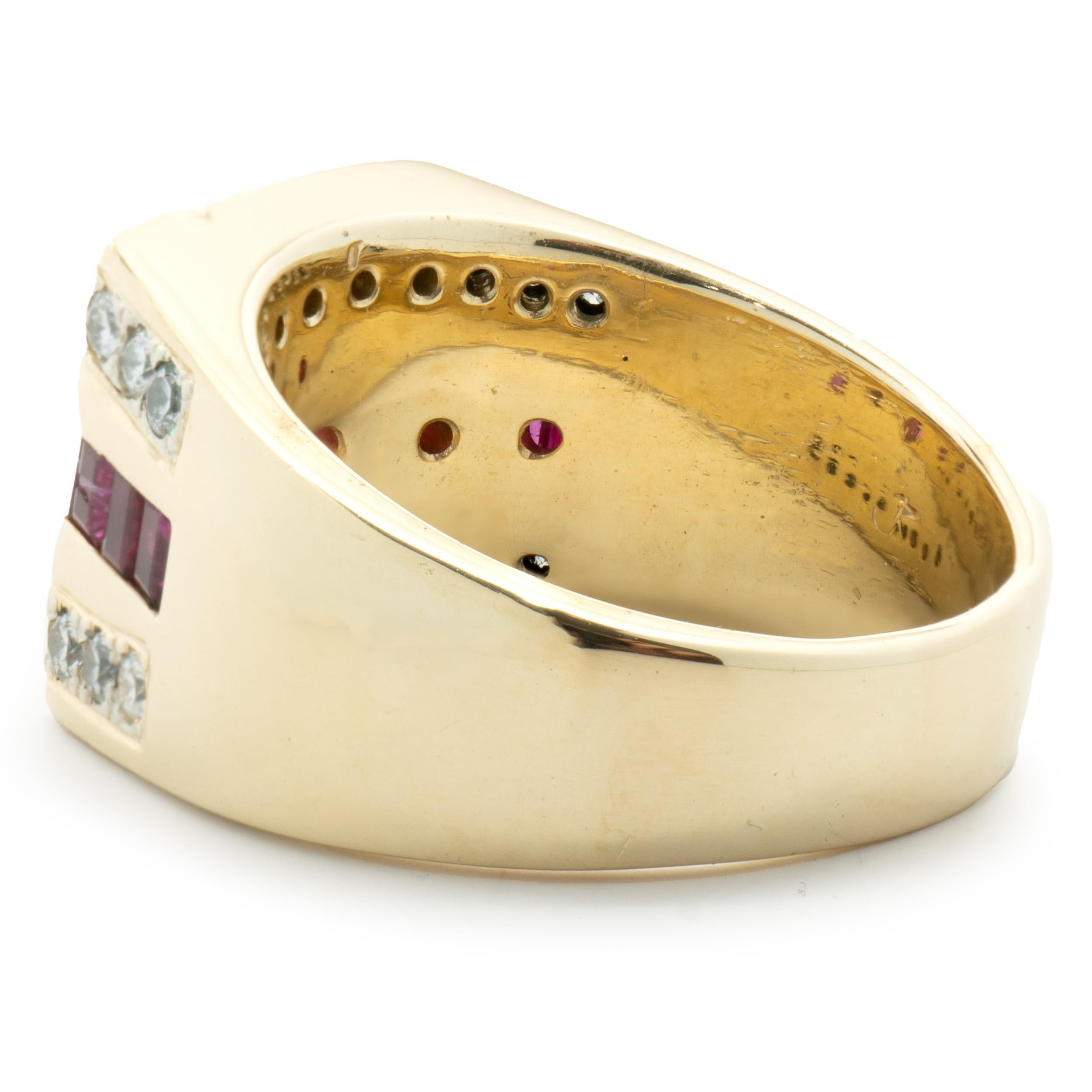 Taille ronde Bague de style signet à trois rangées en or jaune 14 carats, diamants et rubis en vente