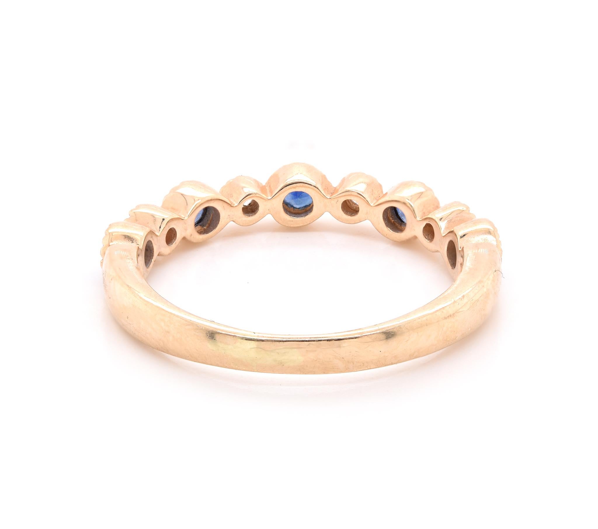 Taille ronde Anneau en or jaune 14 carats avec diamants et saphirs en vente