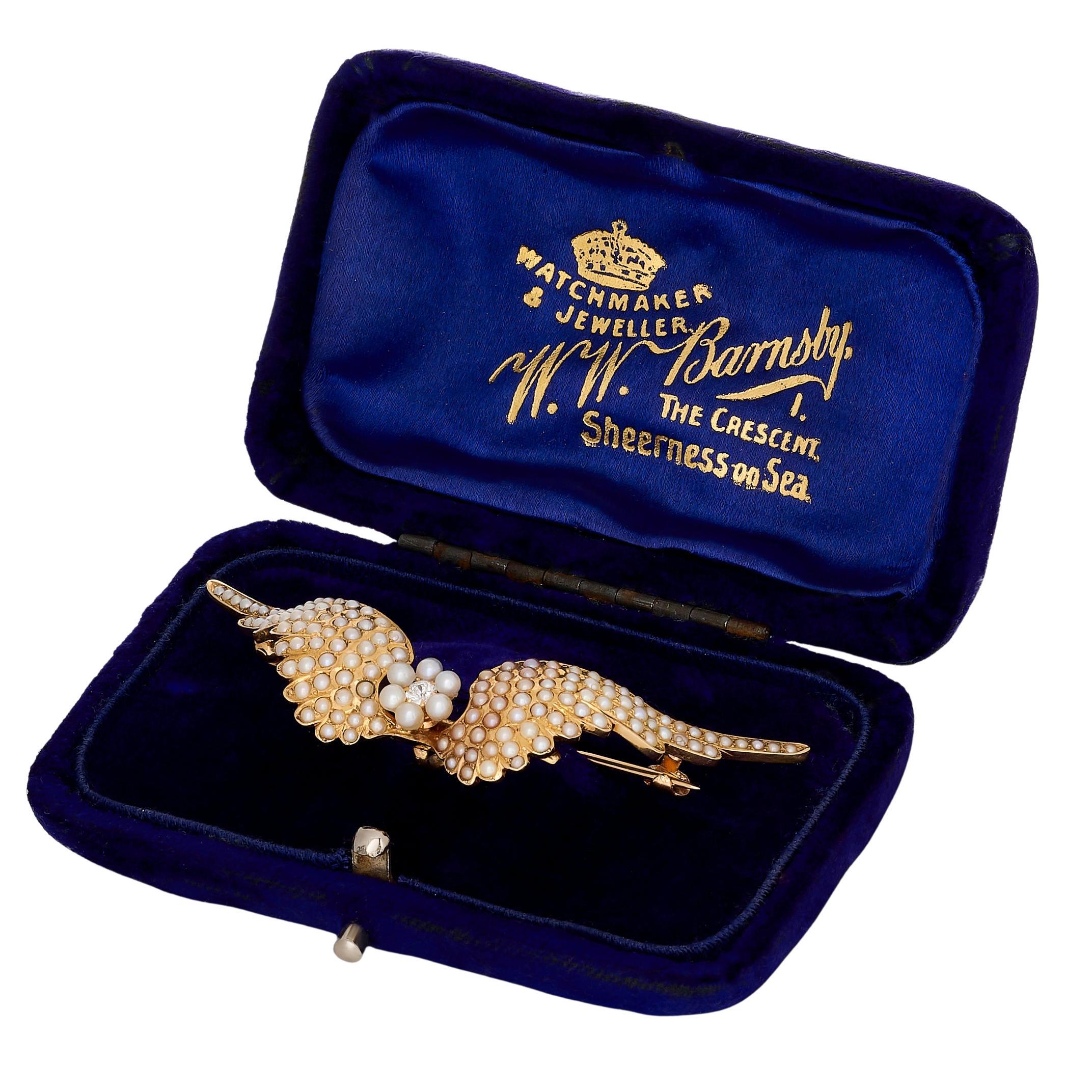 Épingle à ailes en or jaune 14 carats, diamants et perles de rocaille en vente