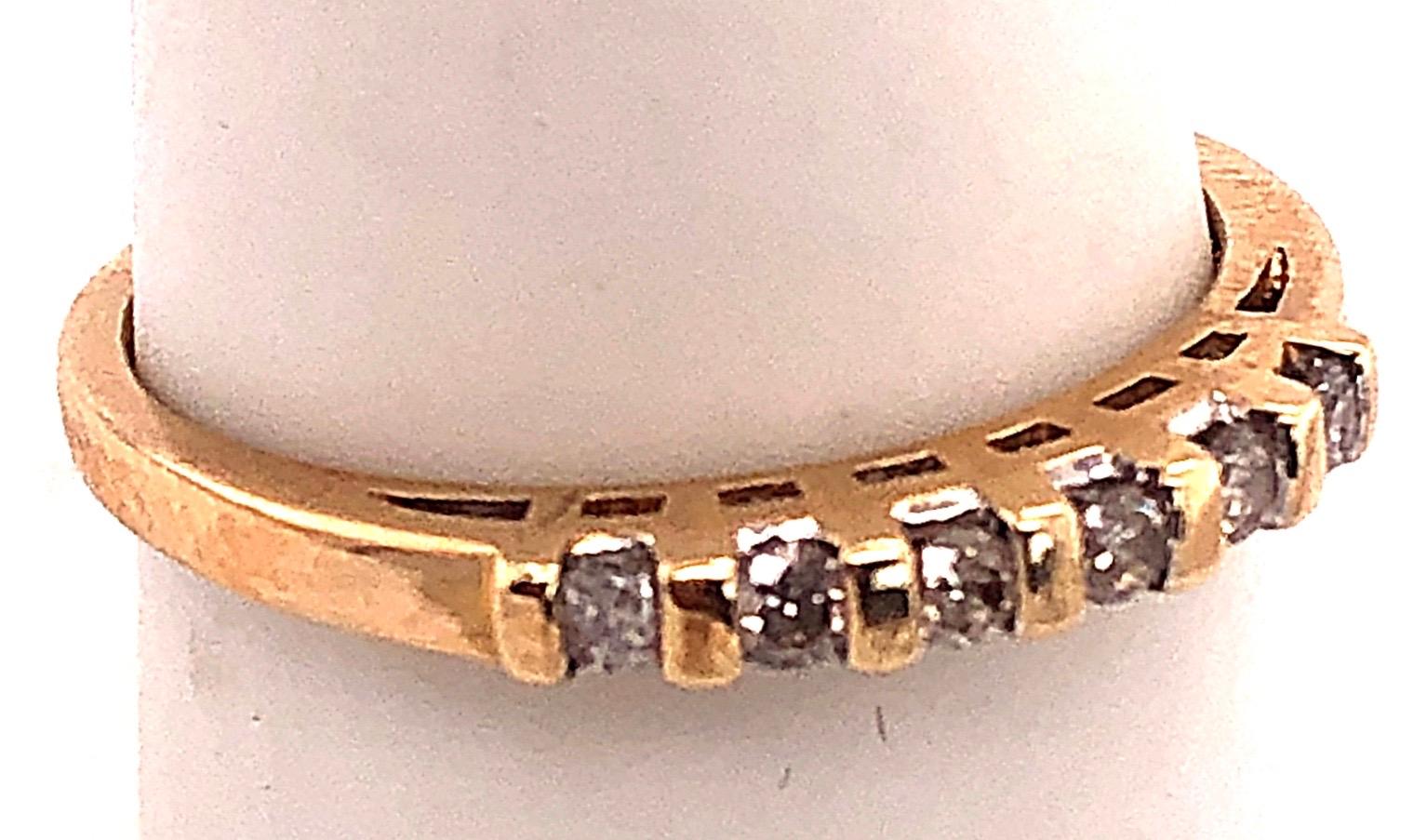 14 Karat Gelbgold Diamant Band Braut Hochzeit Jahrestag Ring Größe 7,75.
0.30 Gesamtgewicht der Diamanten.
2 Gramm Gesamtgewicht.