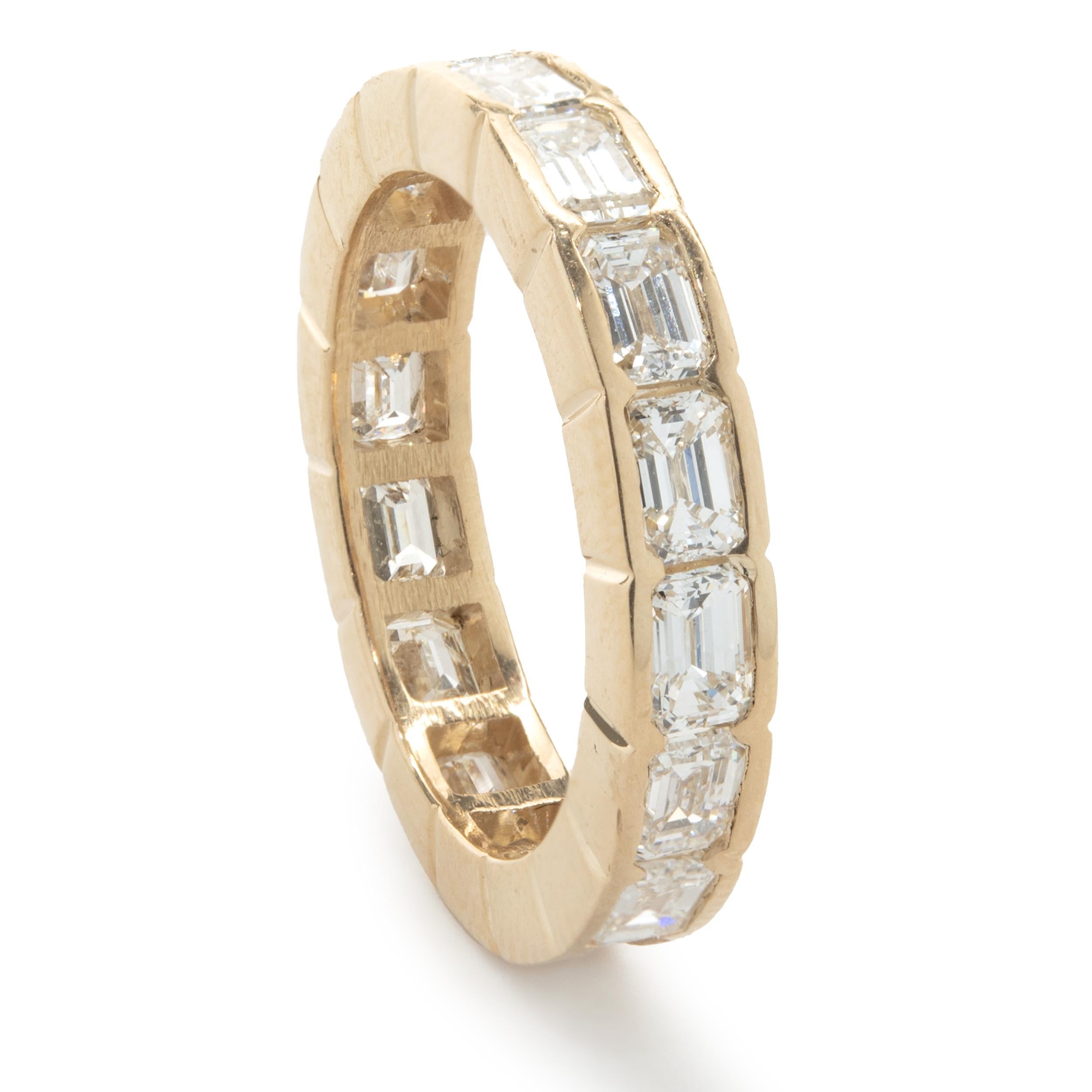 Concepteur : Custom
Matériau : or jaune 14K
Diamants : 17 taille émeraude = 3,25cttw
Couleur : G
Clarté : VS1
Taille : 5.5 (tailles complémentaires disponibles)
Dimensions : l'anneau mesure 4,90 mm de large
Poids : 3,42 grammes
