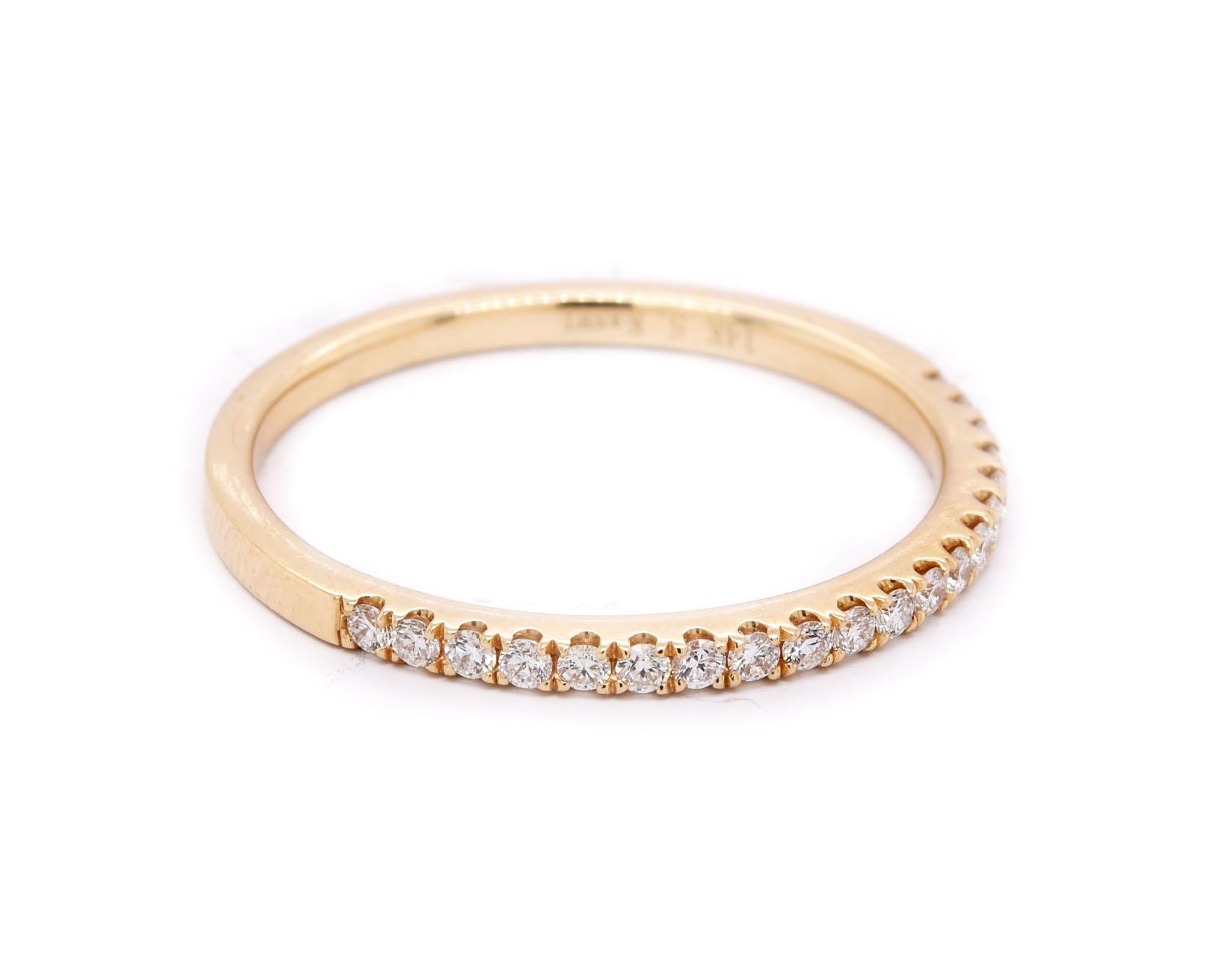 Designer: personalizzato 
Materiale: oro giallo 14 carati
Diamanti: 20 tondi taglio brillante = .20cttw
Colore: G
Chiarezza: VS1
Misura dell'anello: 6.5
Dimensioni: l'anello è largo 1,5 mm
Peso: 1.51 grammi