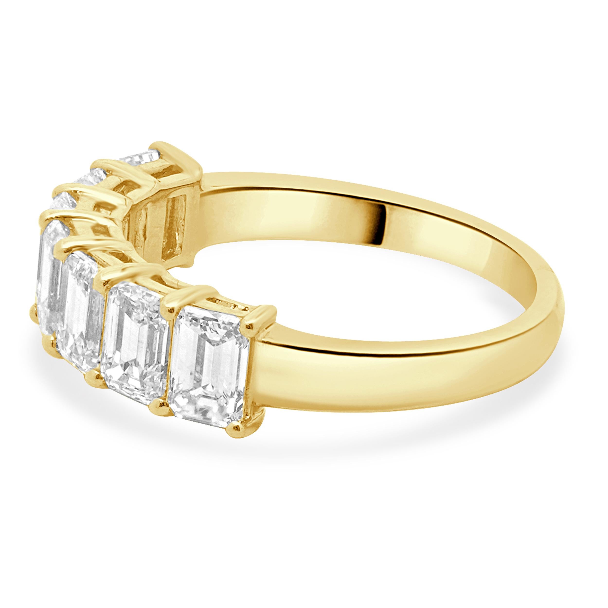Concepteur : personnalisé
Matériau : Or jaune 14k
Diamant : 7 taille émeraude = 2,21cttw
Couleur : G
Clarté : SI1
Taille de la bague : 6.75 (veuillez prévoir deux jours de livraison supplémentaires pour les demandes de taille)
Poids : 3.54 grammes
