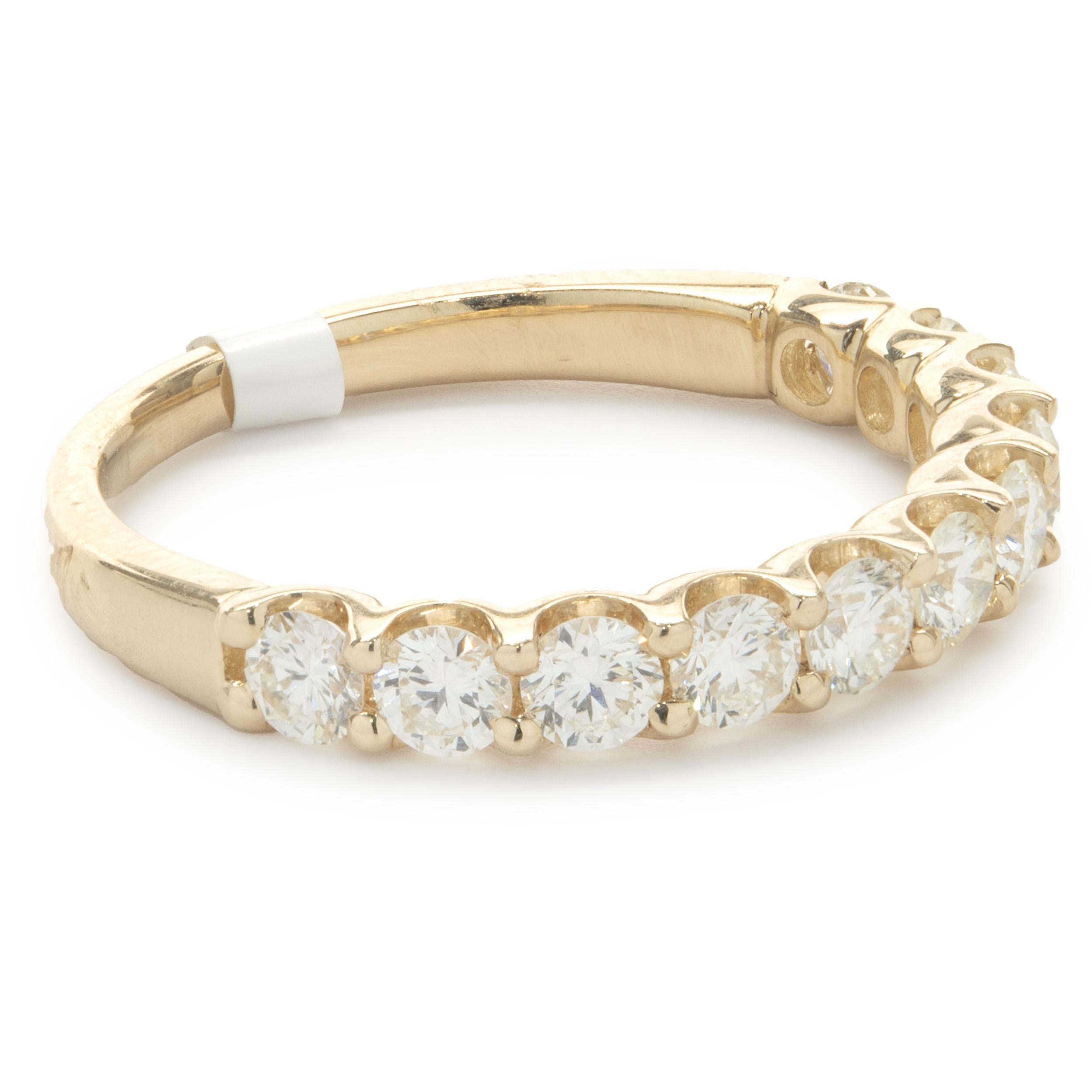 14 Karat Yellow Gold Diamond Band In Excellent Condition For Sale In Scottsdale, AZ