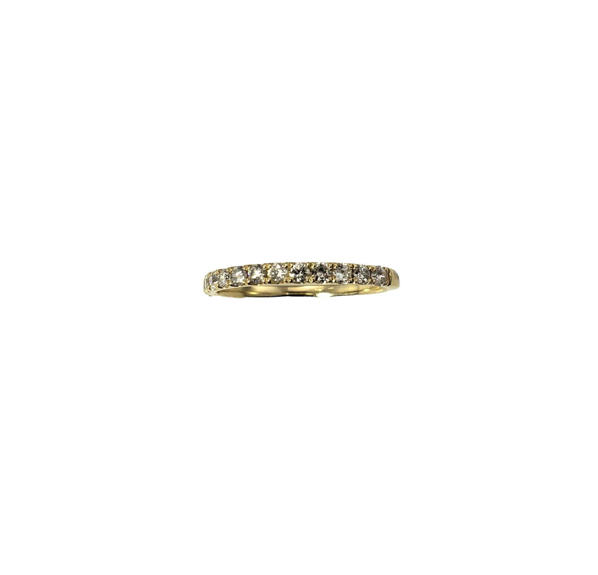 Vintage 14 Karat Yellow Gold Diamond Band Ring Size 6.75-

Ce bracelet étincelant présente 13 diamants ronds de taille brillante sertis dans de l'or jaune 14K classique. Largeur : 2 mm.

Poids total approximatif des diamants : 39 ct.

Clarté du