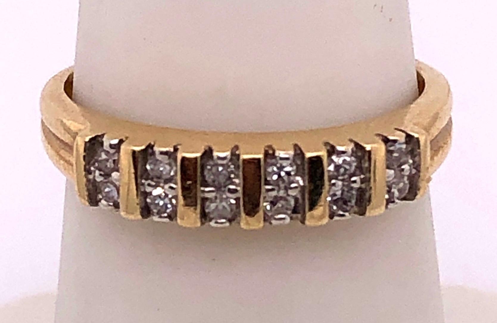 Anneau d'anniversaire de mariage en or jaune 14 carats et diamants Bon état - En vente à Stamford, CT