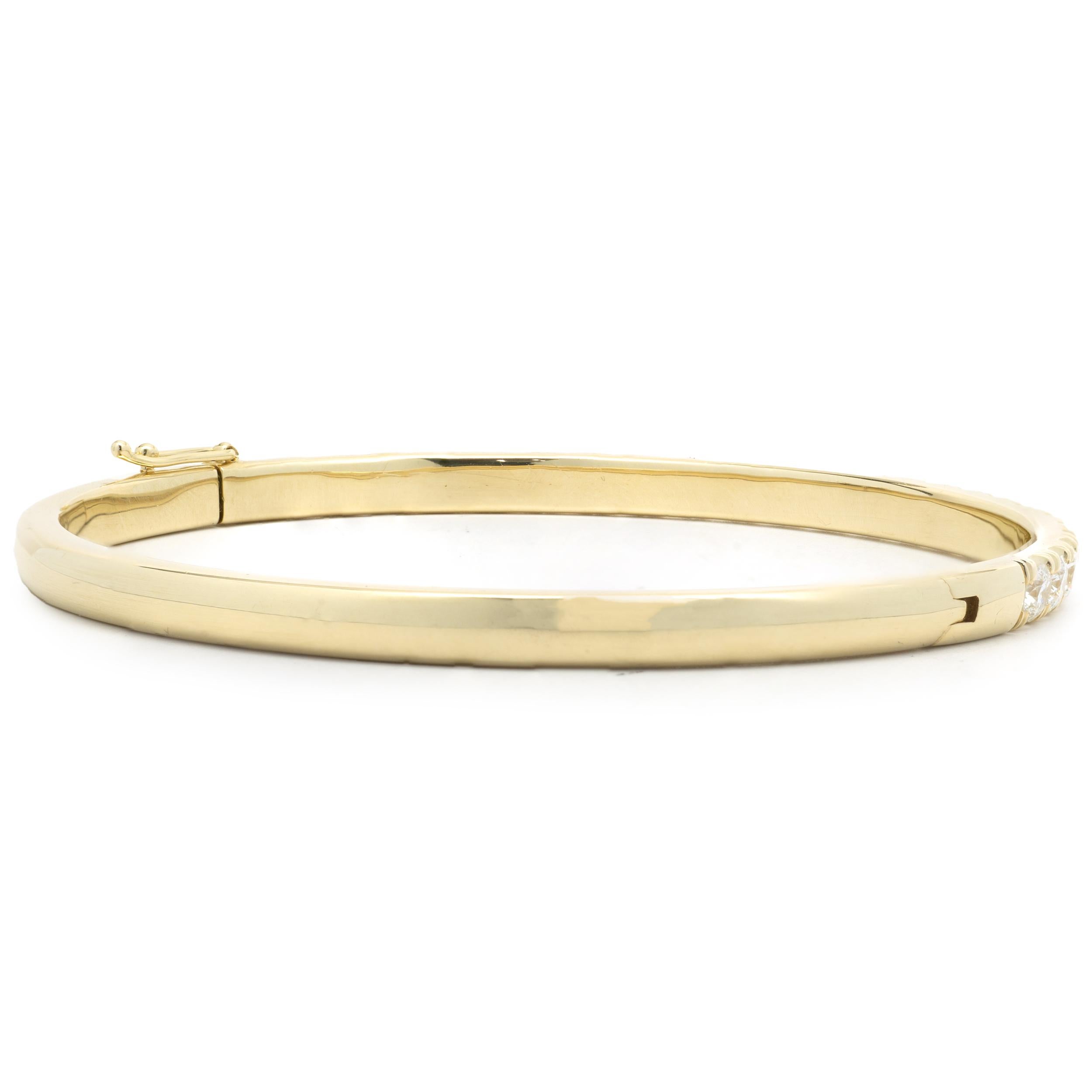 Armreif aus 14 Karat Gelbgold mit Diamanten (Rundschliff)