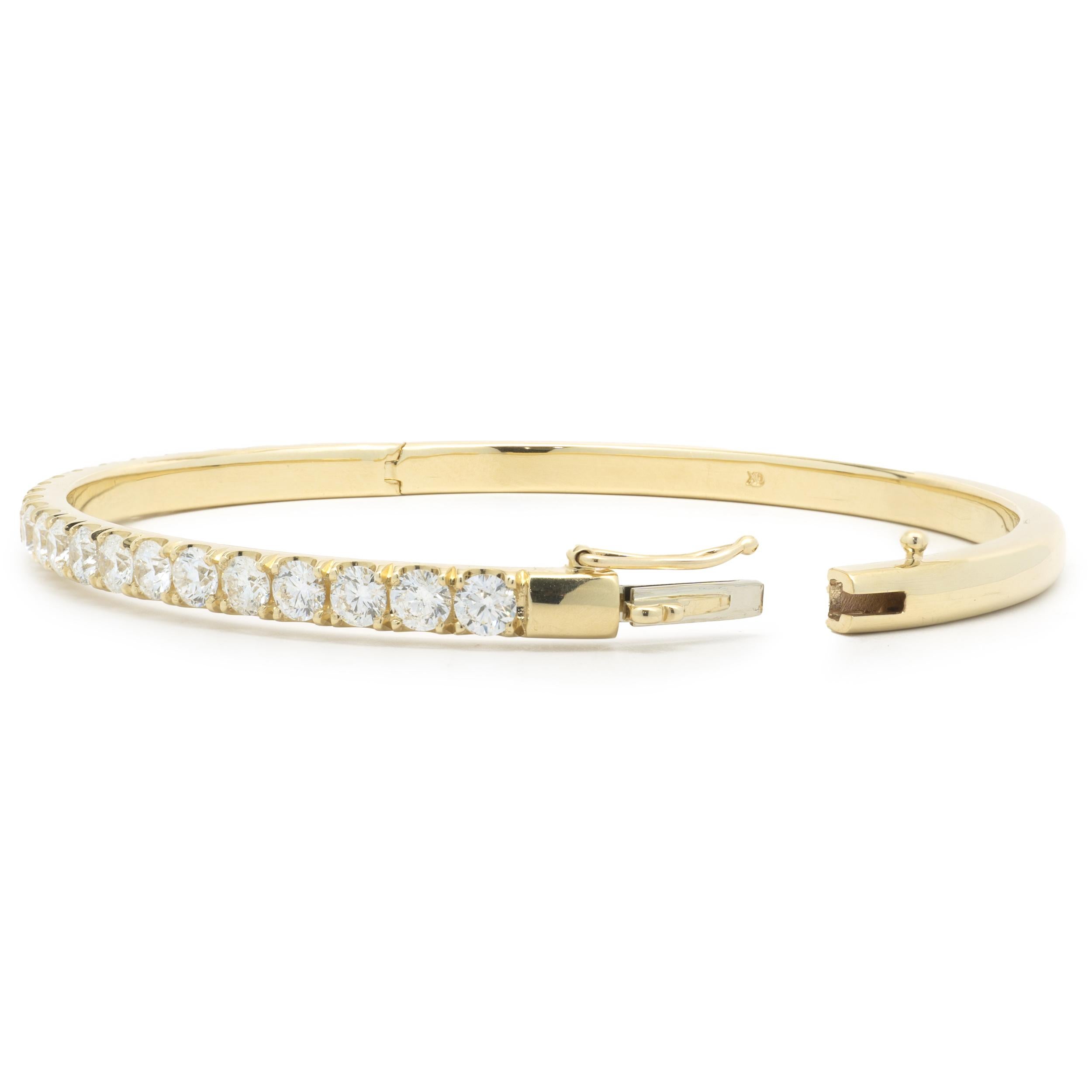 14 Karat Yellow Gold Diamond Bangle Bracelet In Excellent Condition In Scottsdale, AZ