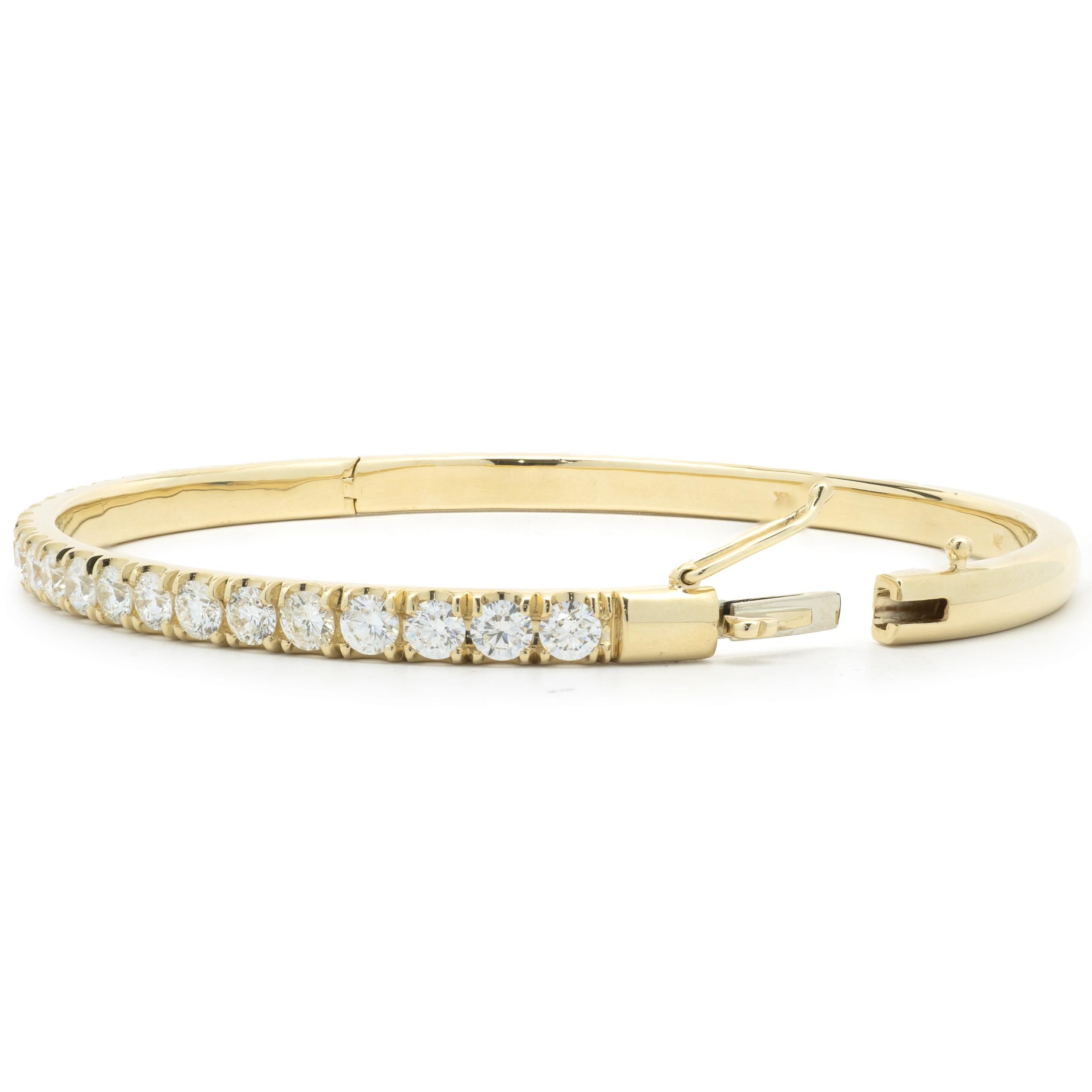 Armreif aus 14 Karat Gelbgold mit Diamanten im Zustand „Hervorragend“ in Scottsdale, AZ