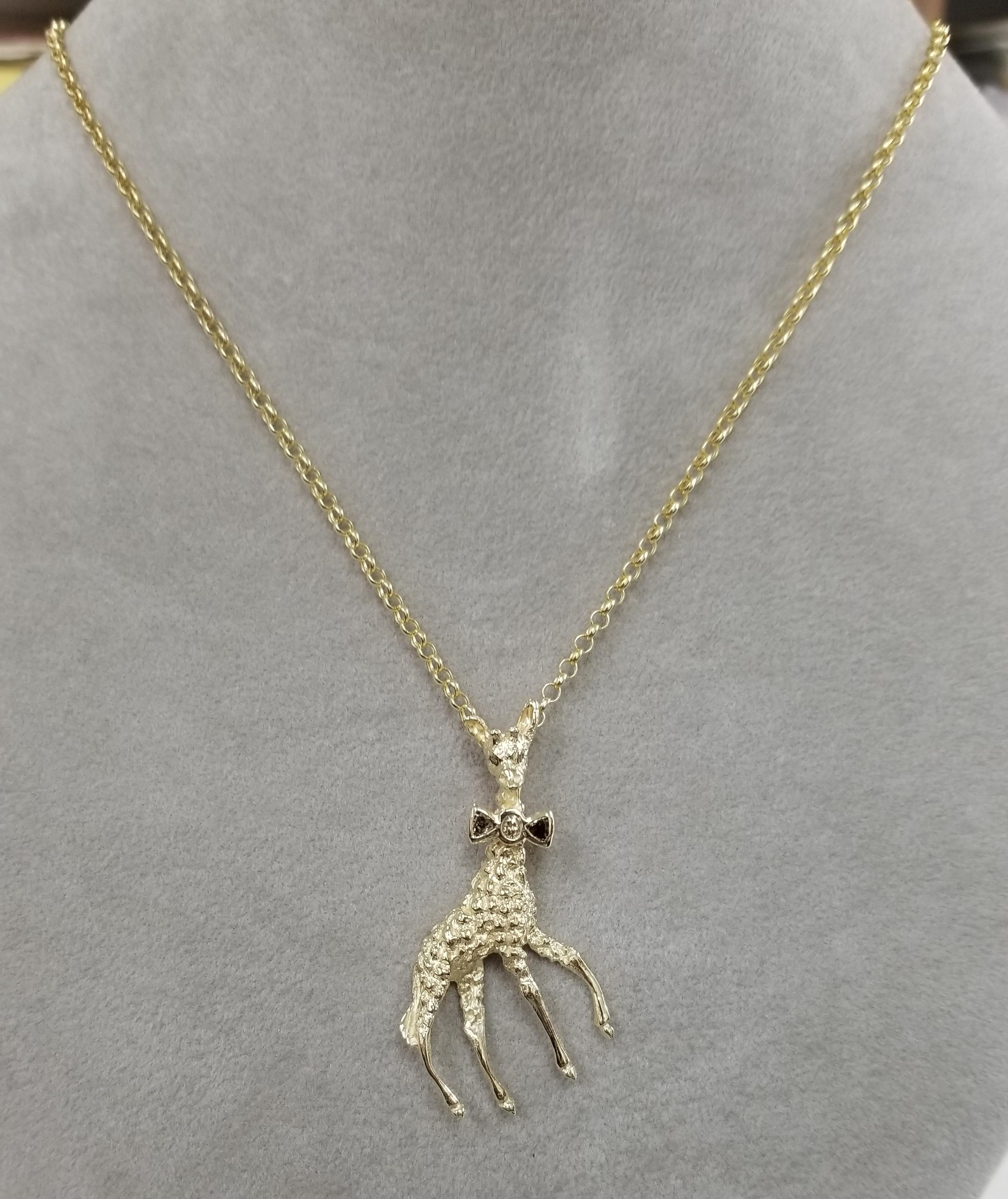 Artisan Pendentifiraffe en or jaune 14 carats avec nœud papillon en vente