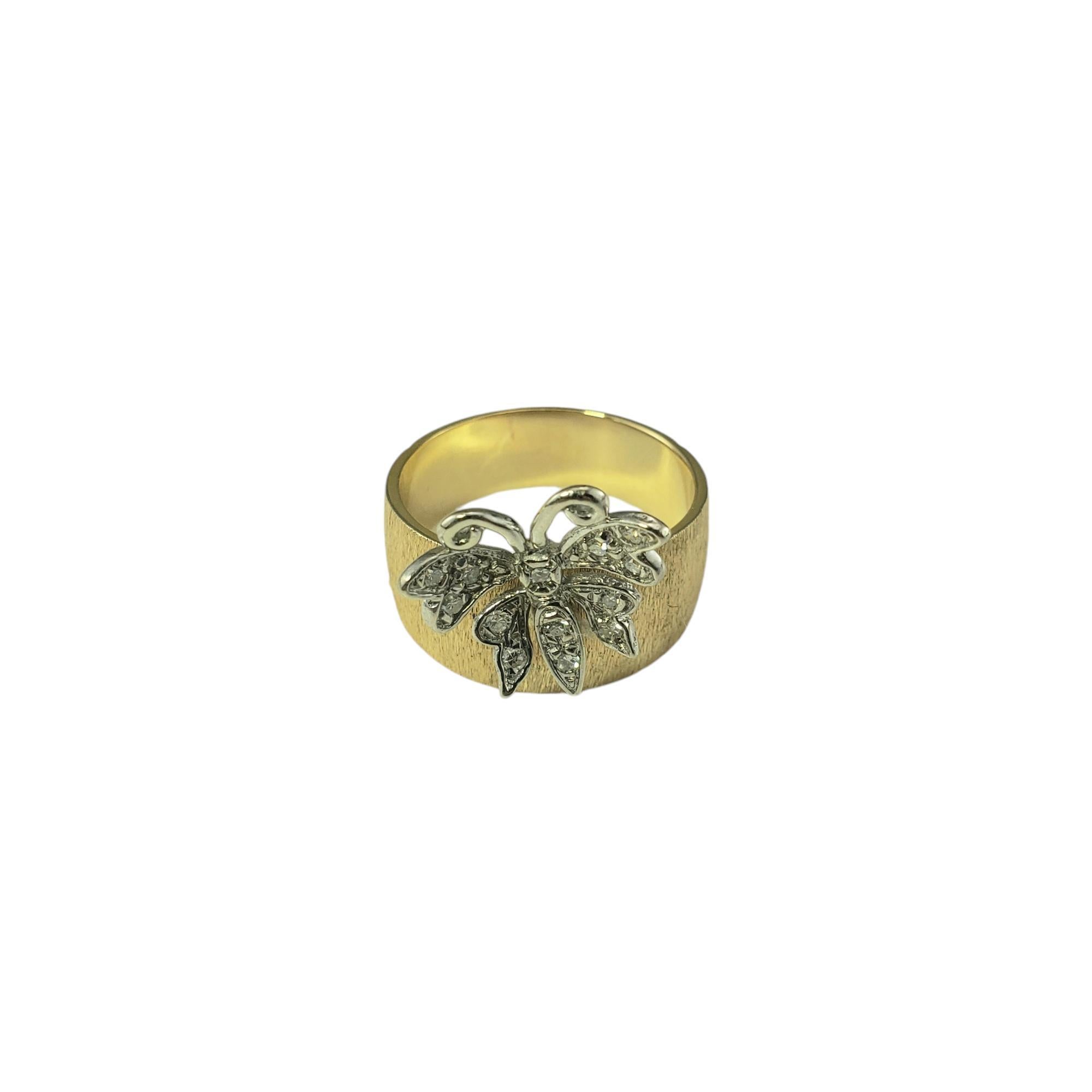 Bague papillon en or jaune 14 carats et diamants Taille 7.25

Cette magnifique bague présente un papillon étincelant décoré de 13 diamants ronds de taille unique sertis dans de l'or jaune 14K. 

Largeur : 16 mm. Tige : 6 mm.

Poids total