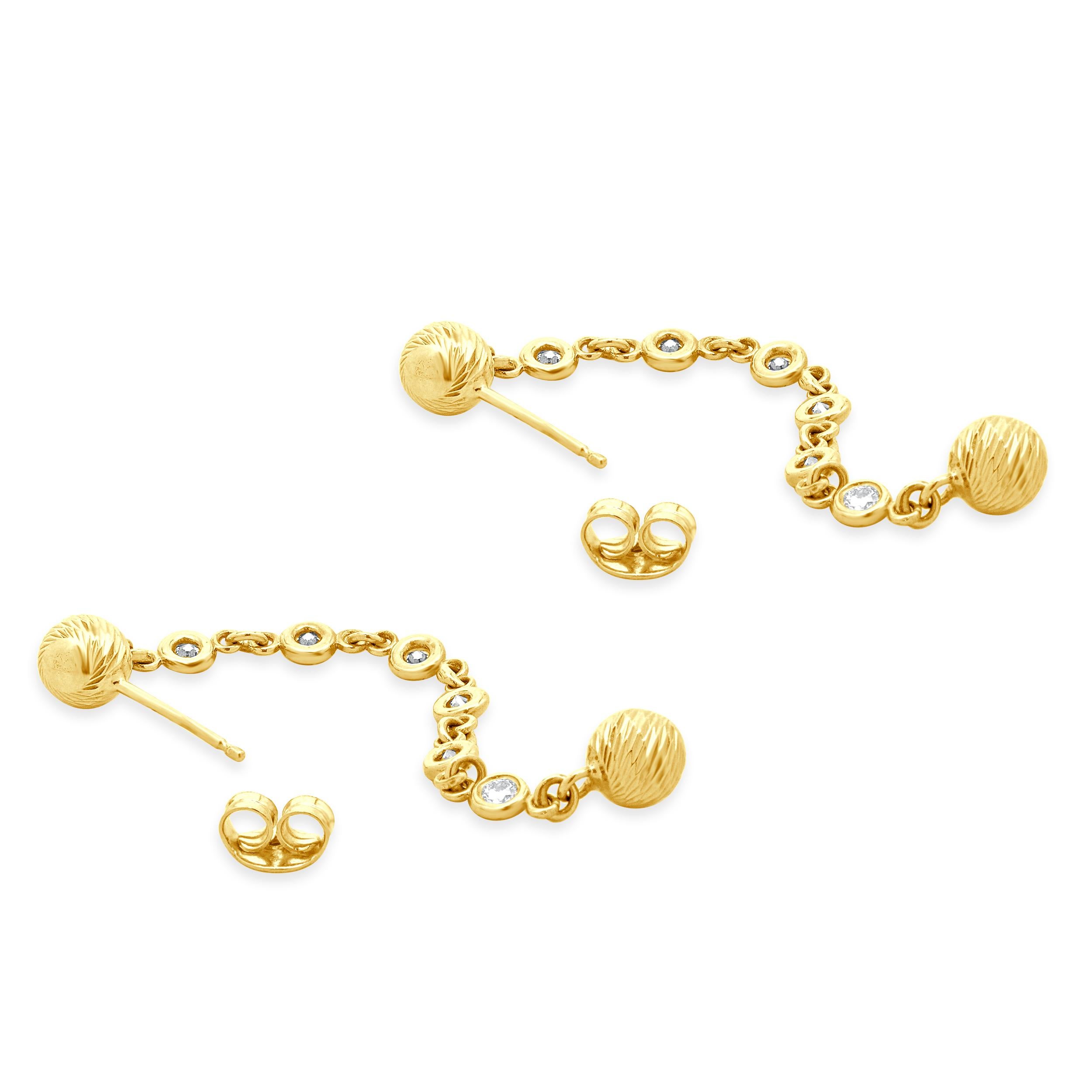 Matériau : Or jaune 14k
Diamants : taille ronde = 0,60cttw
Couleur : G
Clarté : SI1
Dimensions : les boucles d'oreilles mesurent environ 2.5 in.
Poids : 4.09 grammes
