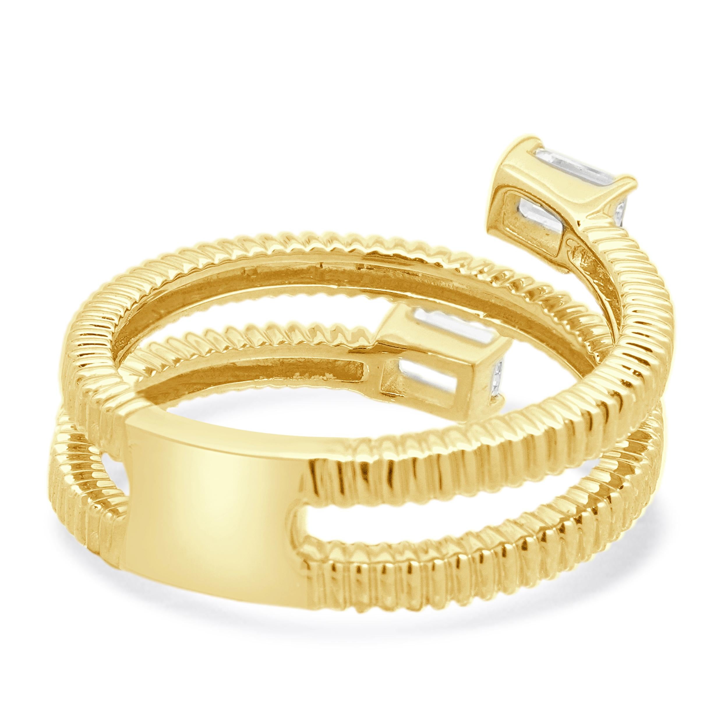 Taille émeraude Bague de contournement en or jaune 14 carats avec diamant en vente