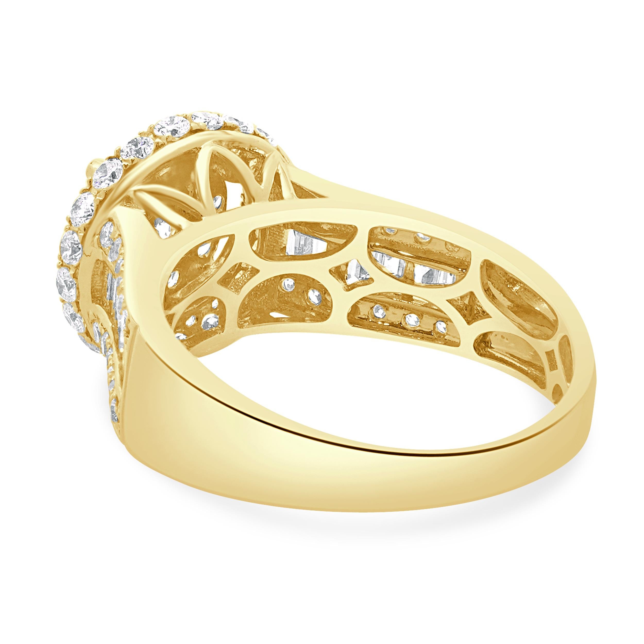 Verlobungsring aus 14 Karat Gelbgold mit Diamant-Cluster (Rundschliff) im Angebot