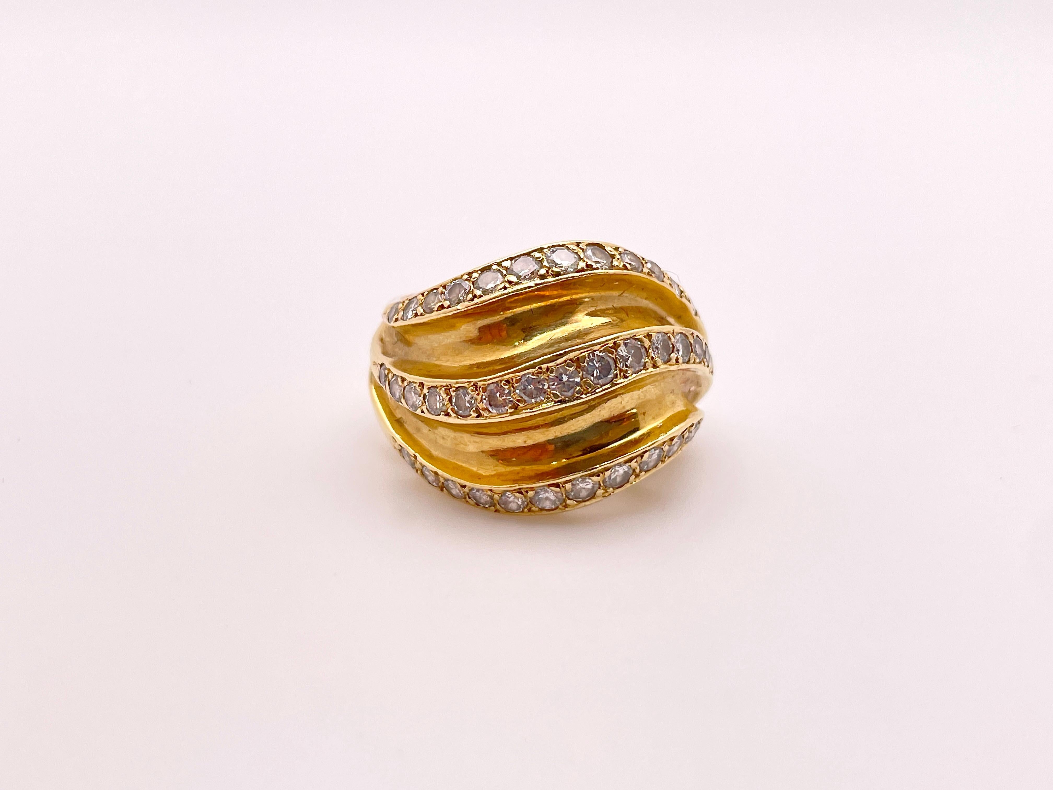 Une bague originale en or jaune 14 K (Karat) avec une belle finition satinée. Monté avec trois rangs surélevés et gradués de 39 diamants ronds de taille brillant sertis en canal, pesant au total environ 0,50 CT (carats). 