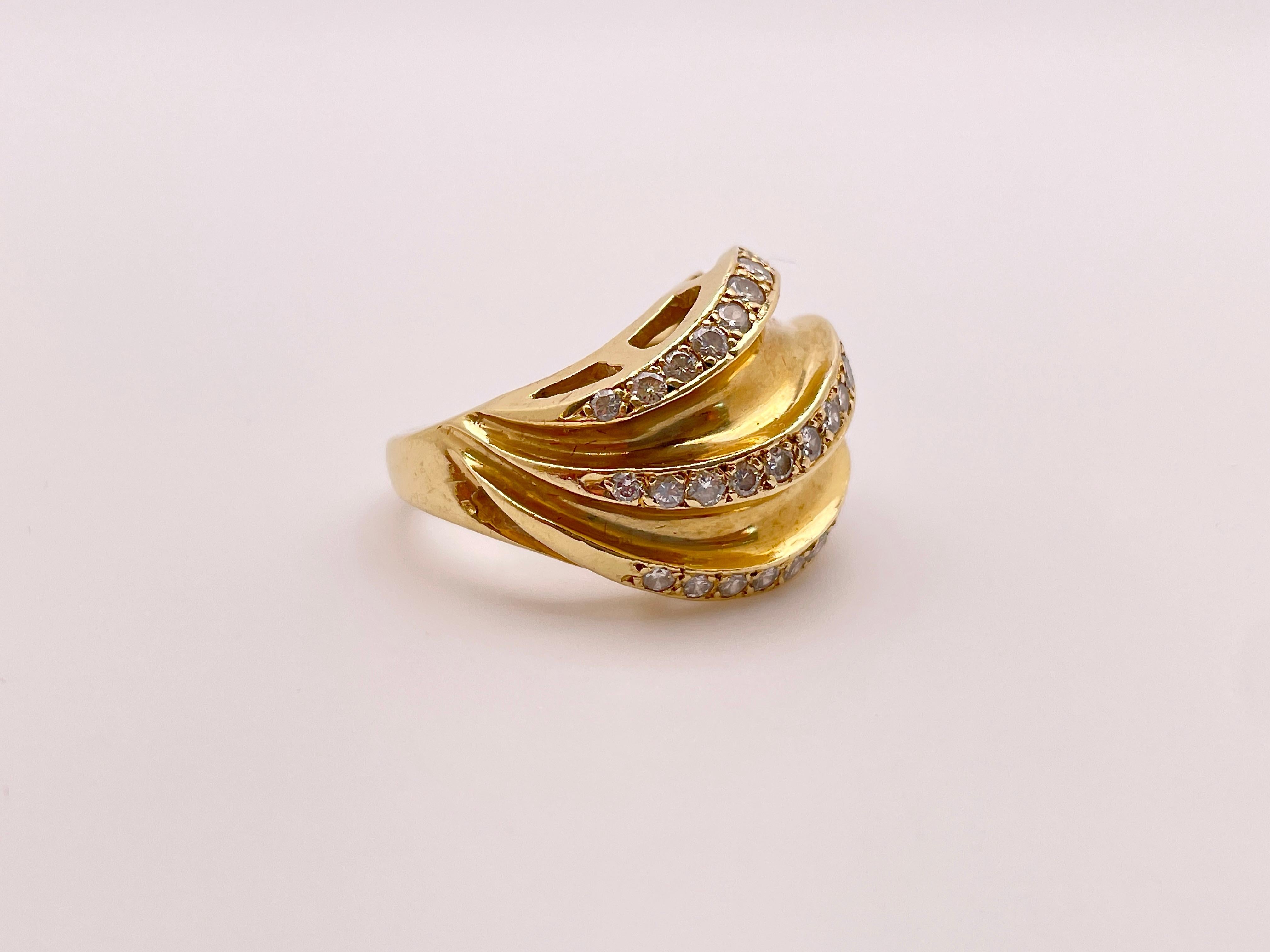 Taille ronde Bague cocktail en or jaune 14 carats et diamants en vente