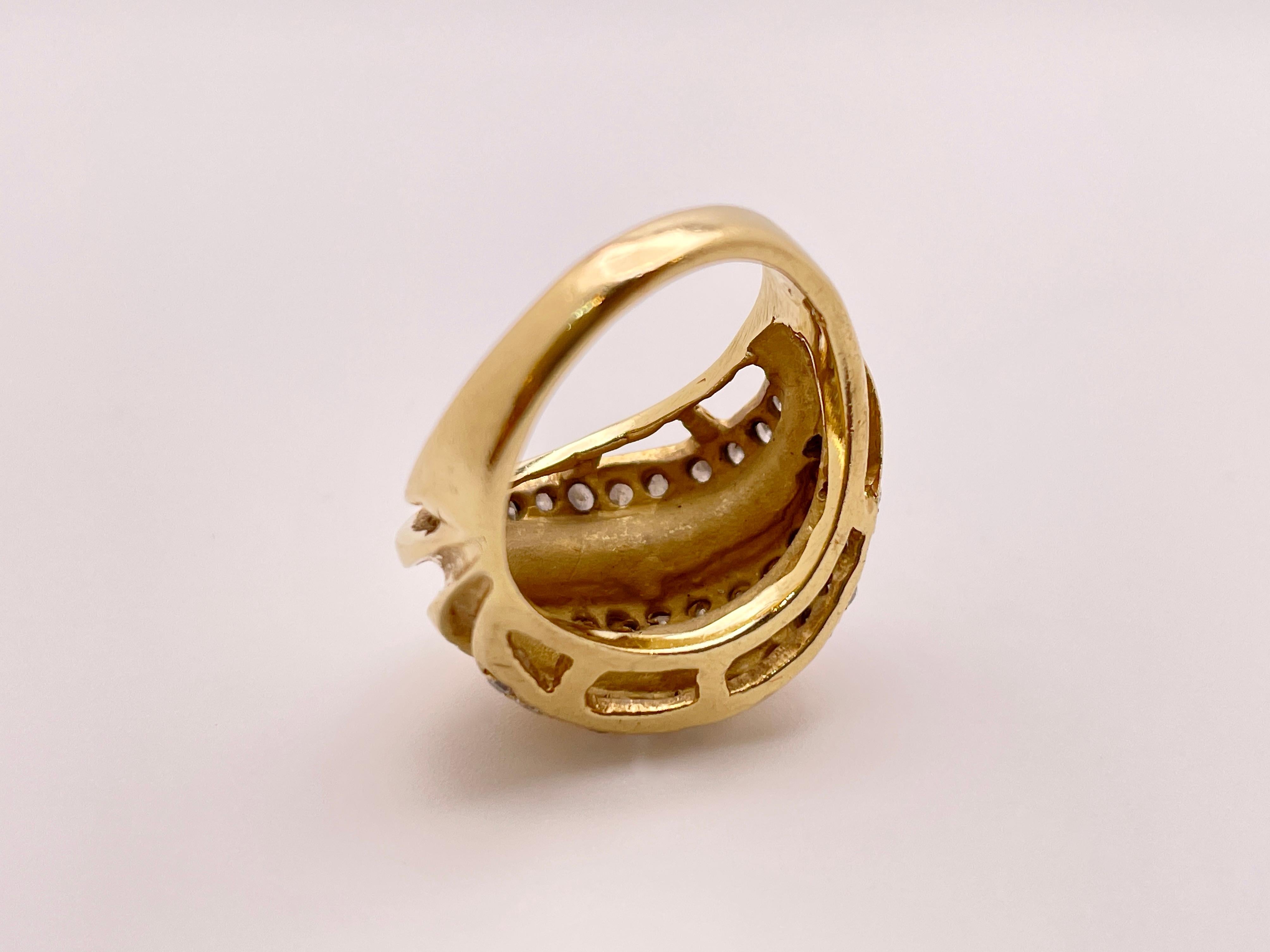 Bague cocktail en or jaune 14 carats et diamants Unisexe en vente