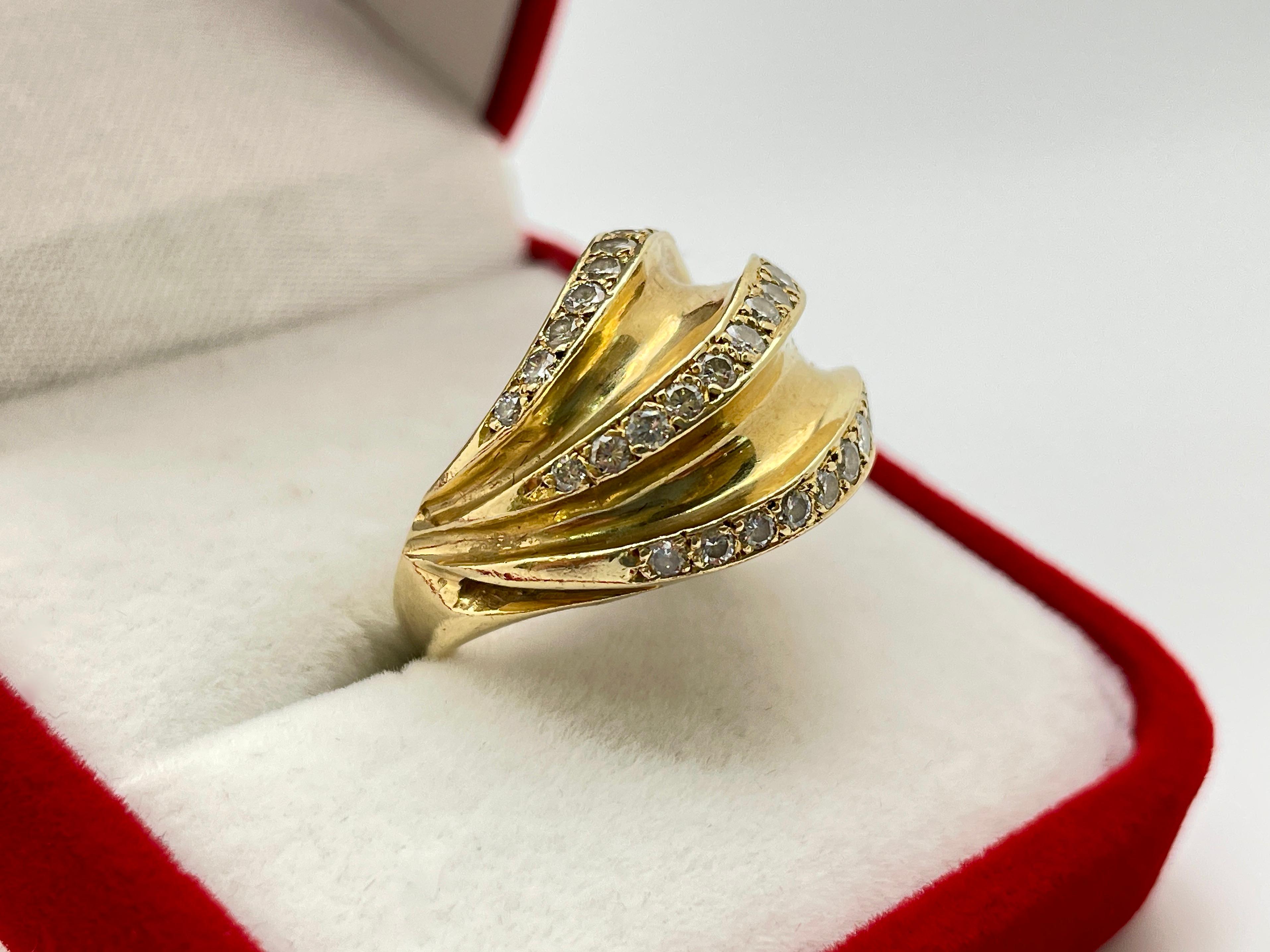 Bague cocktail en or jaune 14 carats et diamants en vente 2