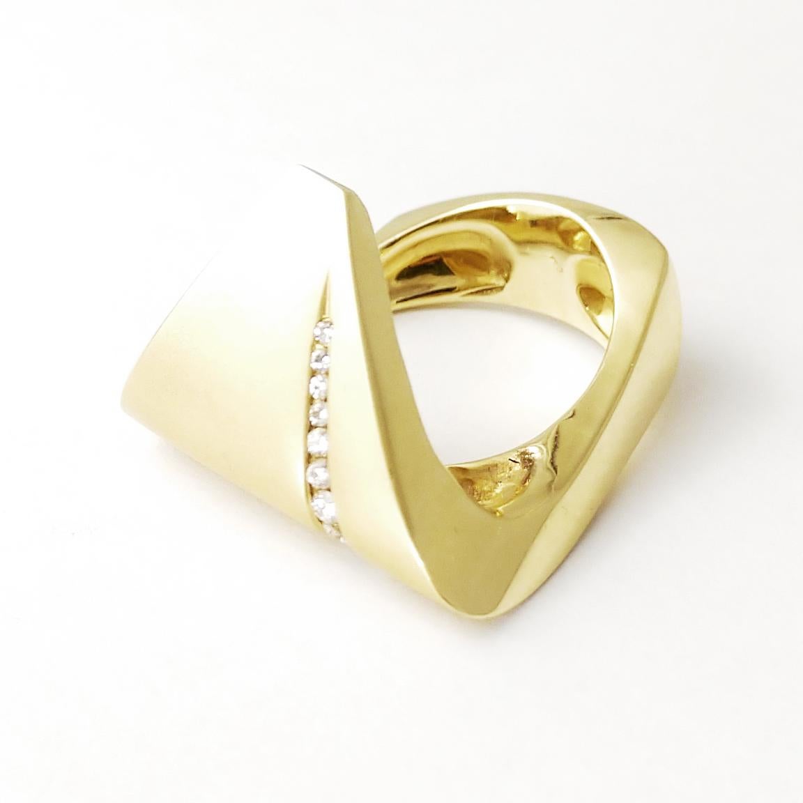 Round Cut 14 Karat Yellow Gold Diamond Contemporary Cornelis Hollander Fashion Ring For Sale