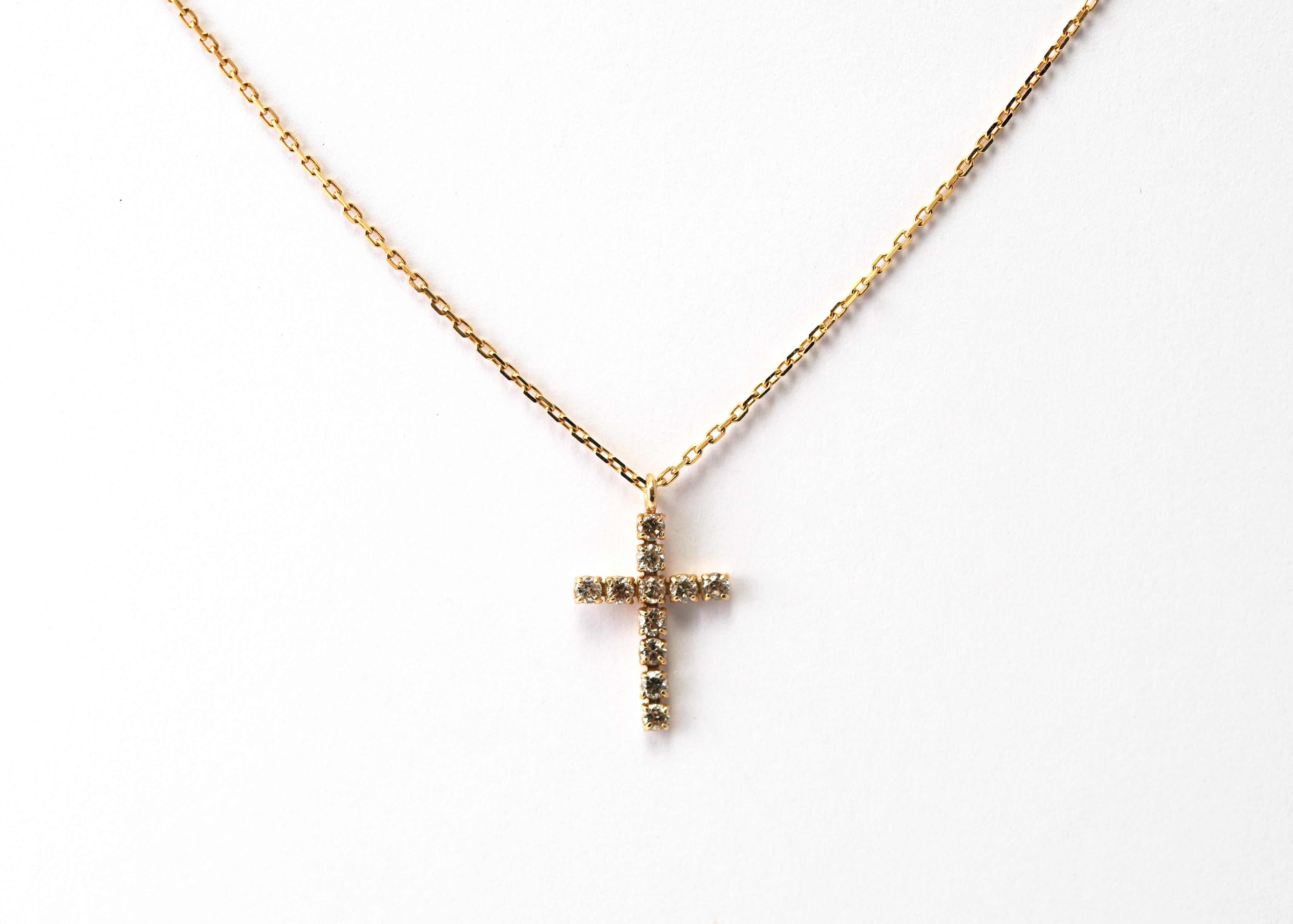Gracieux, rayonnant et intemporel, ce collier croix en or jaune 14 carats et diamants d'Antonio Gems capture l'essence de l'élégance classique dans une forme délicate et moderne. L'éclat chaleureux de la chaîne en or jaune met en valeur la brillance