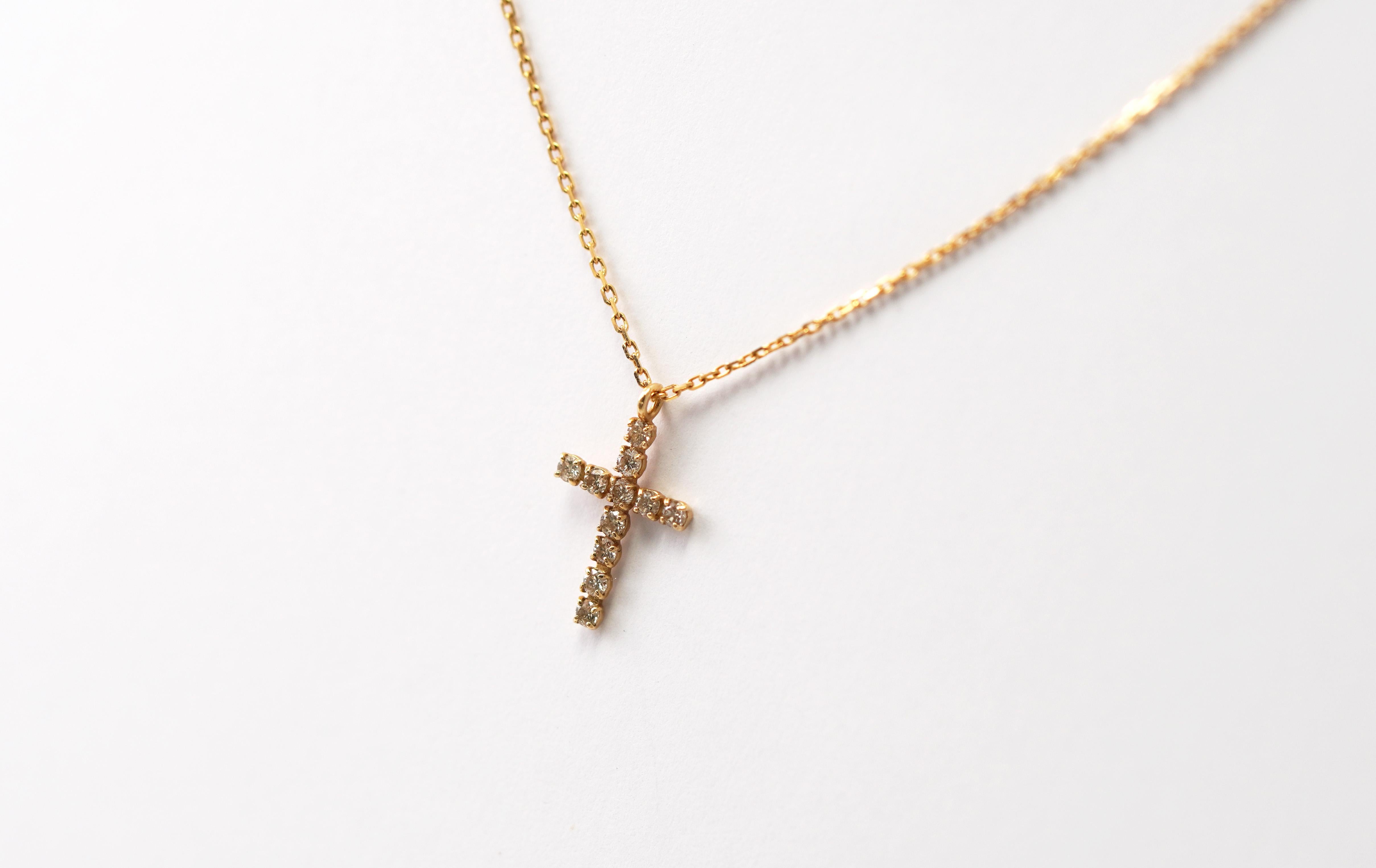 Moderne Collier croix en or jaune 14 carats et diamants en vente