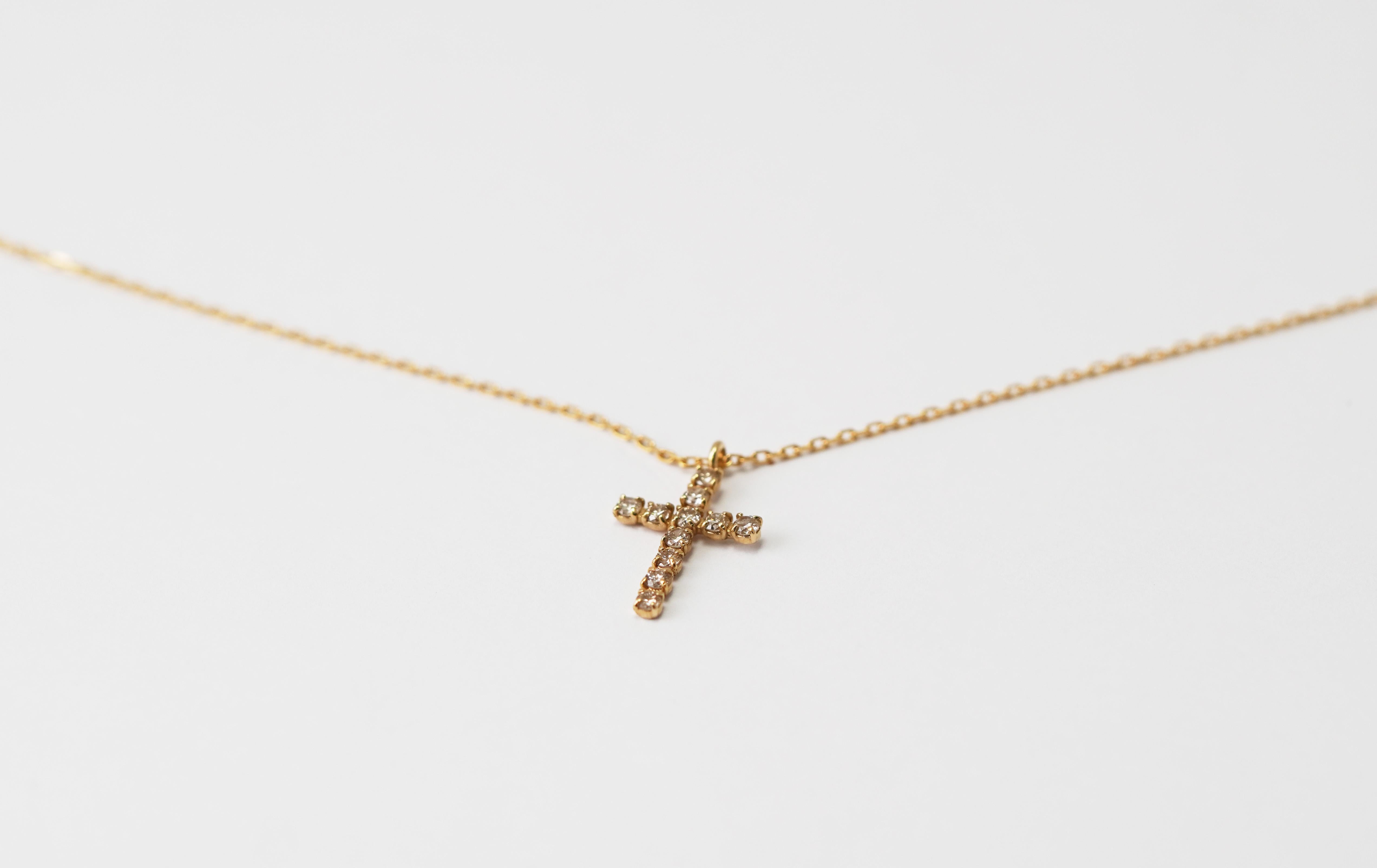 Collier croix en or jaune 14 carats et diamants Neuf - En vente à София, BG