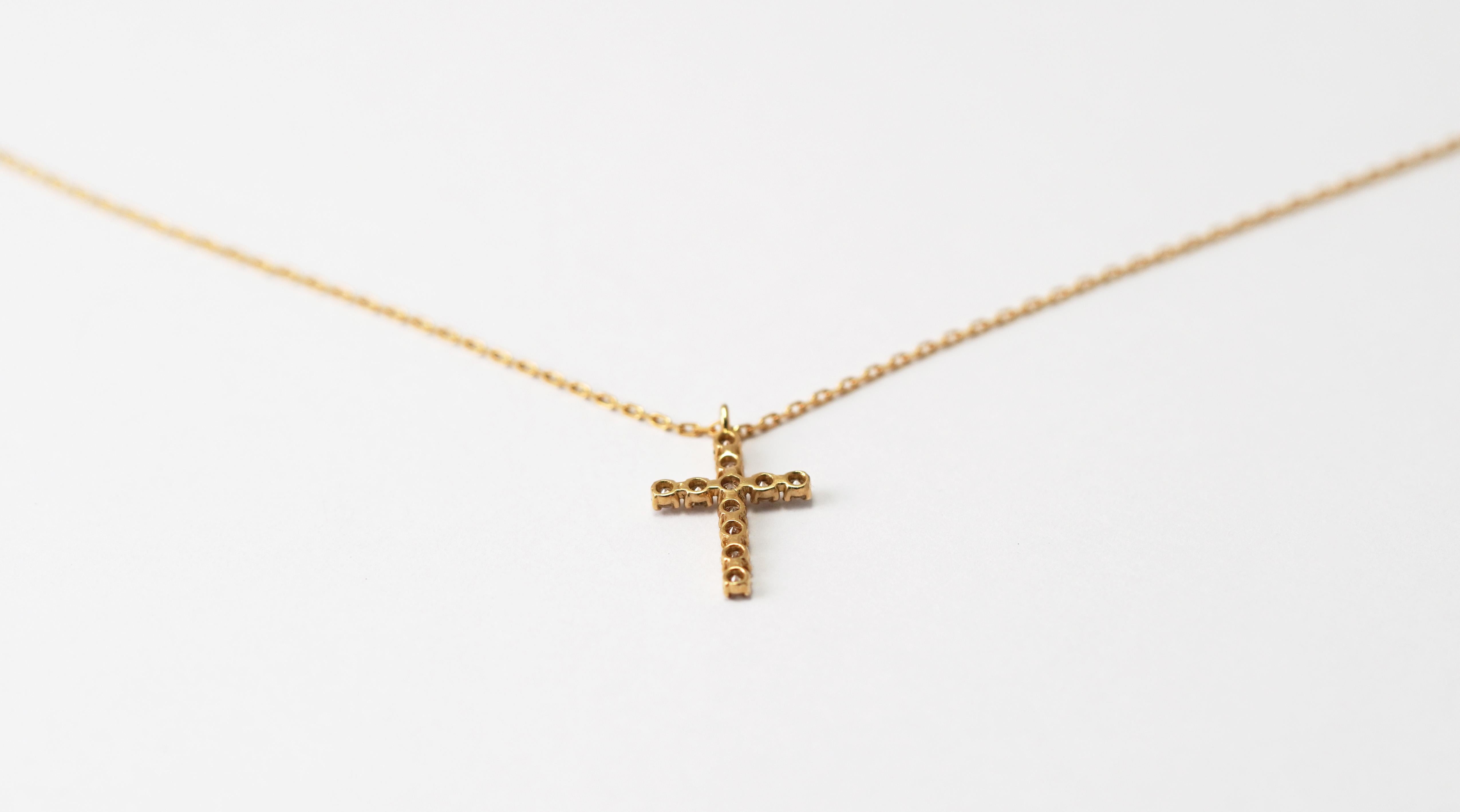 Collier croix en or jaune 14 carats et diamants Pour femmes en vente