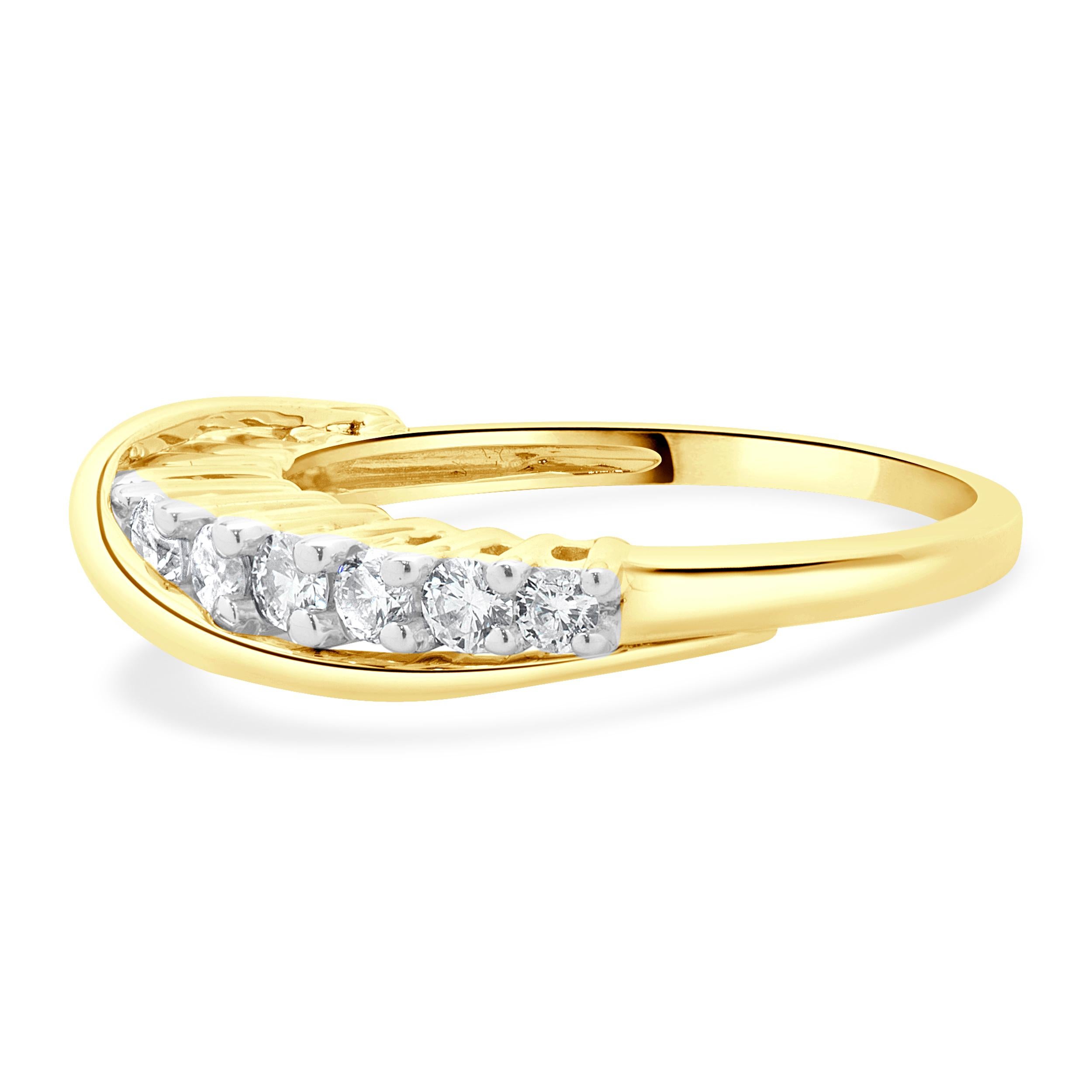 Concepteur : Custom
Matériau : Or jaune 14K
Diamants : 11 diamants ronds de taille brillant = 0,22cttw
Couleur : G
Clarté : VS1-2
Taille : 6 tailles disponibles 
Dimensions : l'anneau mesure 2 mm de large.
Poids : 2.77 grammes
