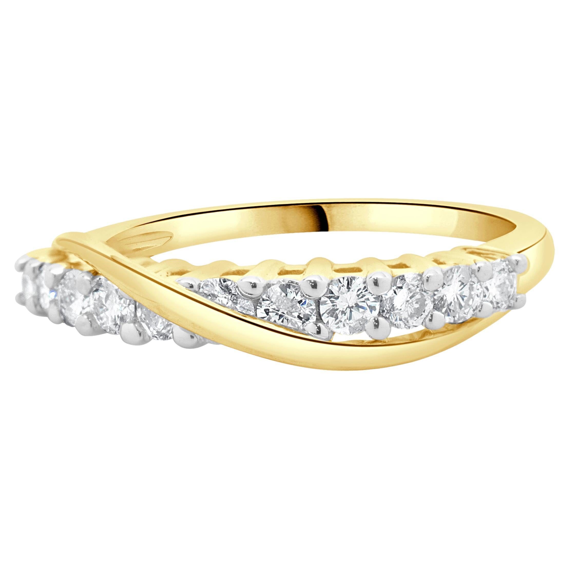 Anneau croisé en or jaune 14 carats et diamants en vente