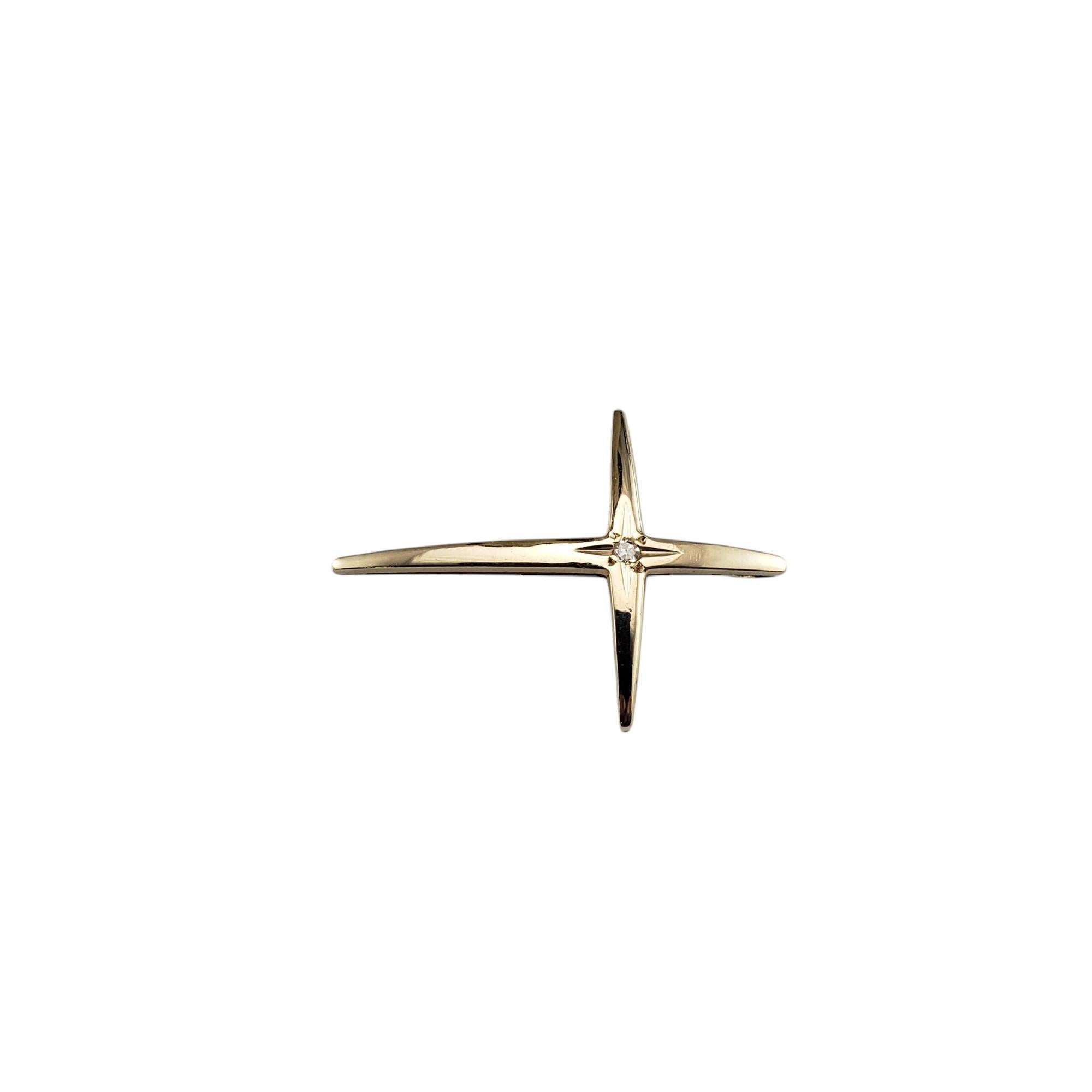 Pendentif croix en or jaune 14 carats et diamants

Cet élégant pendentif en forme de croix est orné d'un diamant rond de taille brillant serti dans de l'or jaune 14K poli.

Poids total approximatif des diamants : 01 ct.

Couleur du diamant :