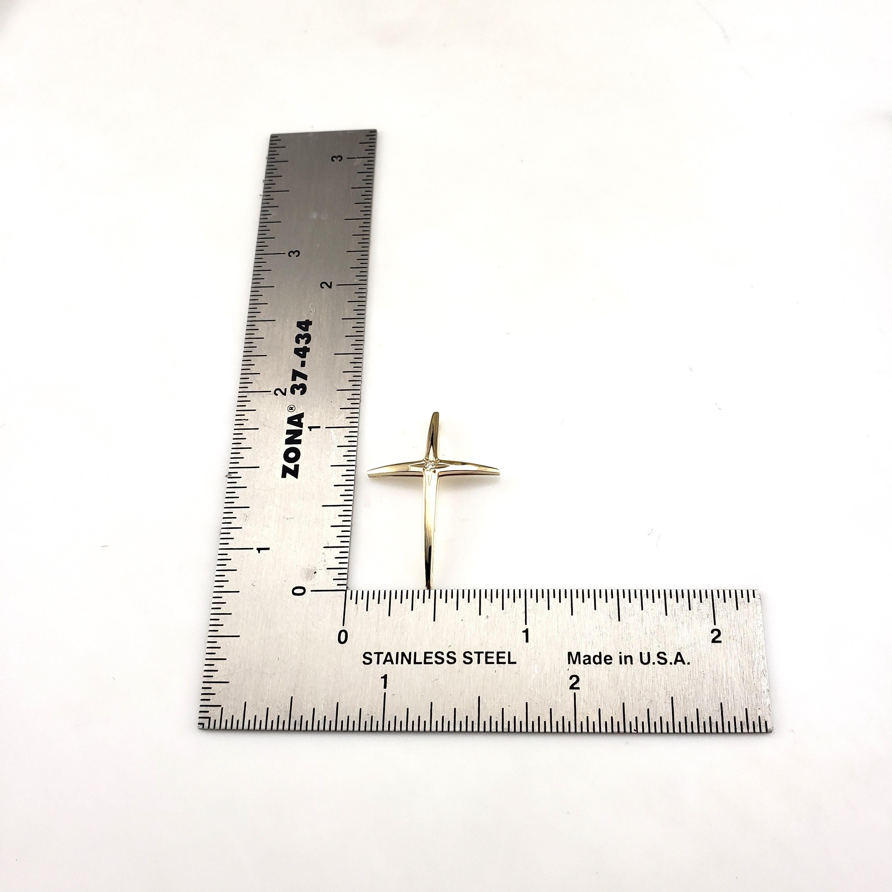 Pendentif croix en or jaune 14 carats et diamants n° 19430 en vente 2
