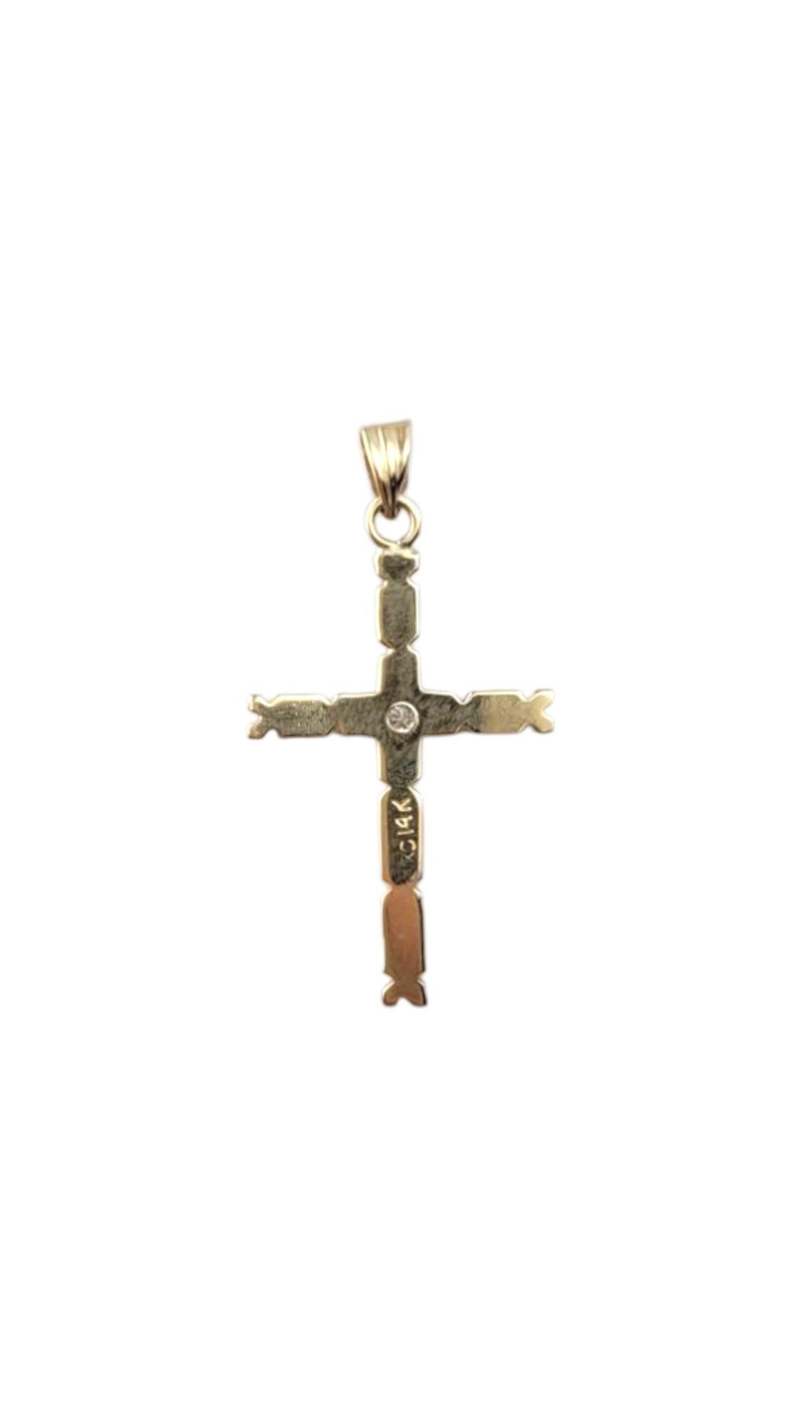 Pendentif croix en or jaune 14K avec diamants

Ce pendentif croix en or jaune 14 carats avec diamants allie foi classique et éclat élégant, ce qui le rend parfait pour ceux qui apprécient à la fois la signification spirituelle et le style raffiné.