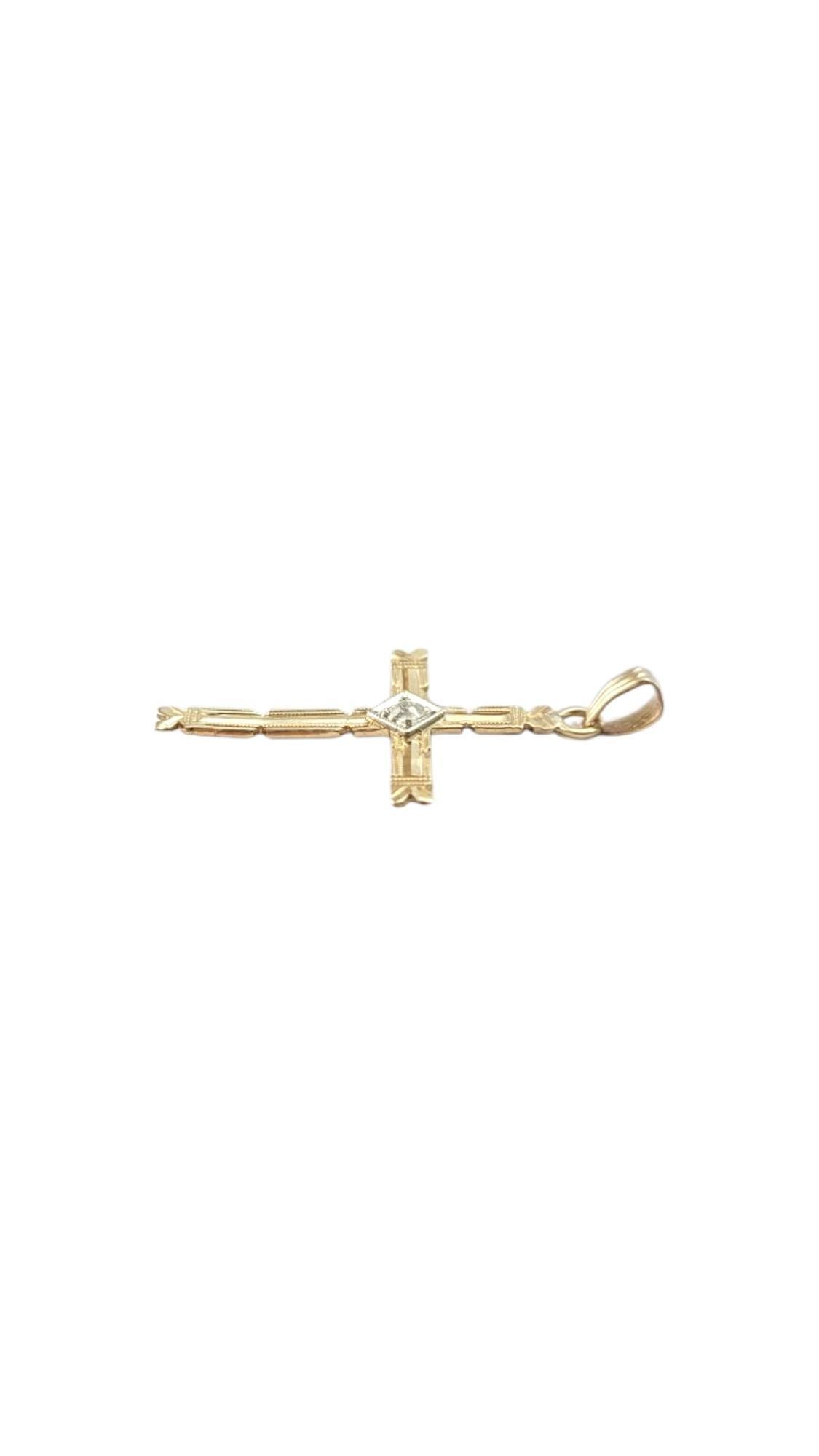 Pendentif croix en or jaune 14 carats et diamant #21316 Bon état - En vente à Washington Depot, CT