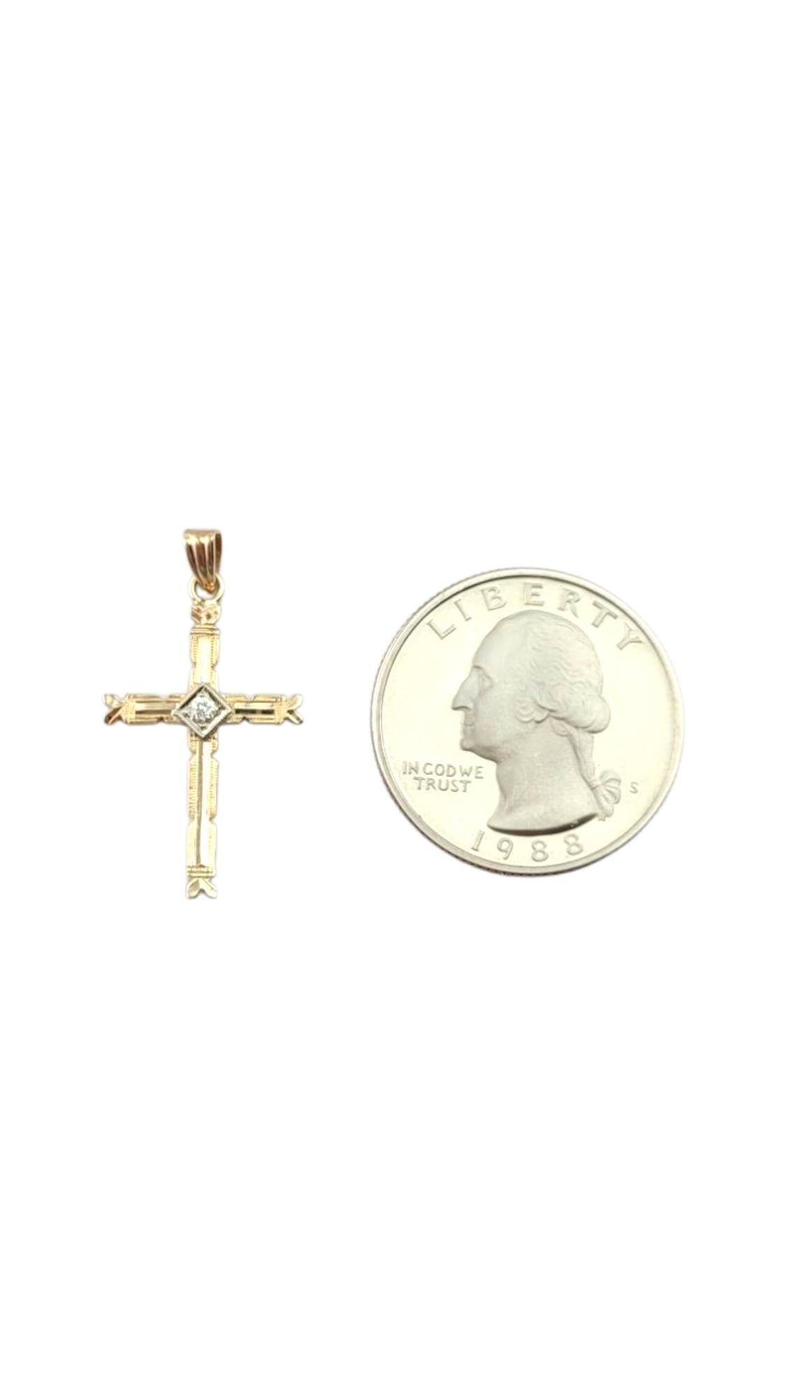 Pendentif croix en or jaune 14 carats et diamant #21316 en vente 1
