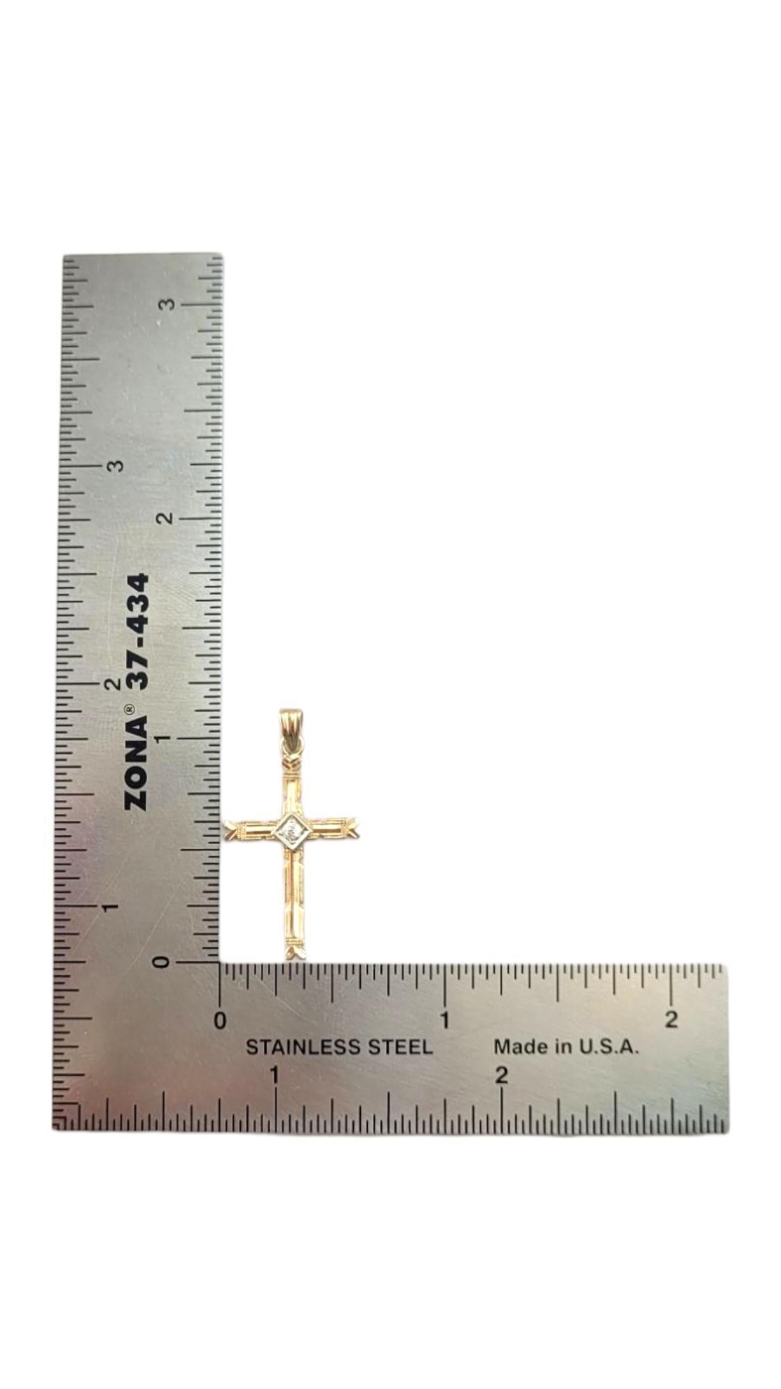 Pendentif croix en or jaune 14 carats et diamant #21316 en vente 2