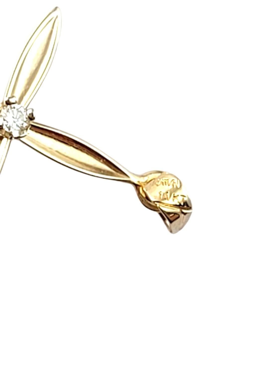 Taille brillant Pendentif croix en or jaune 14 carats et diamant #21499 en vente